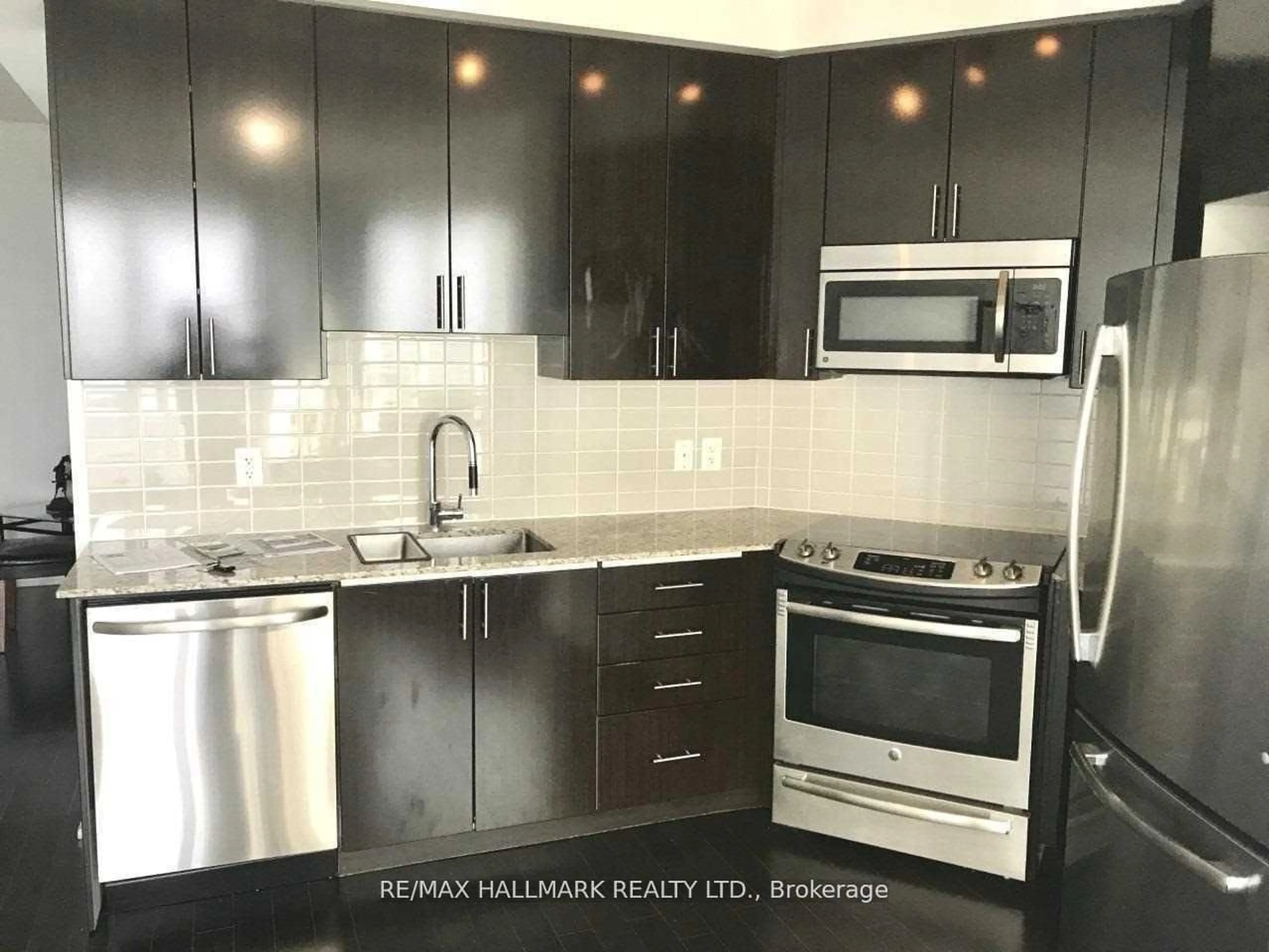 Standard kitchen, ceramic/tile floor for 7161 yonge St #2432, Markham Ontario L3T 0C8