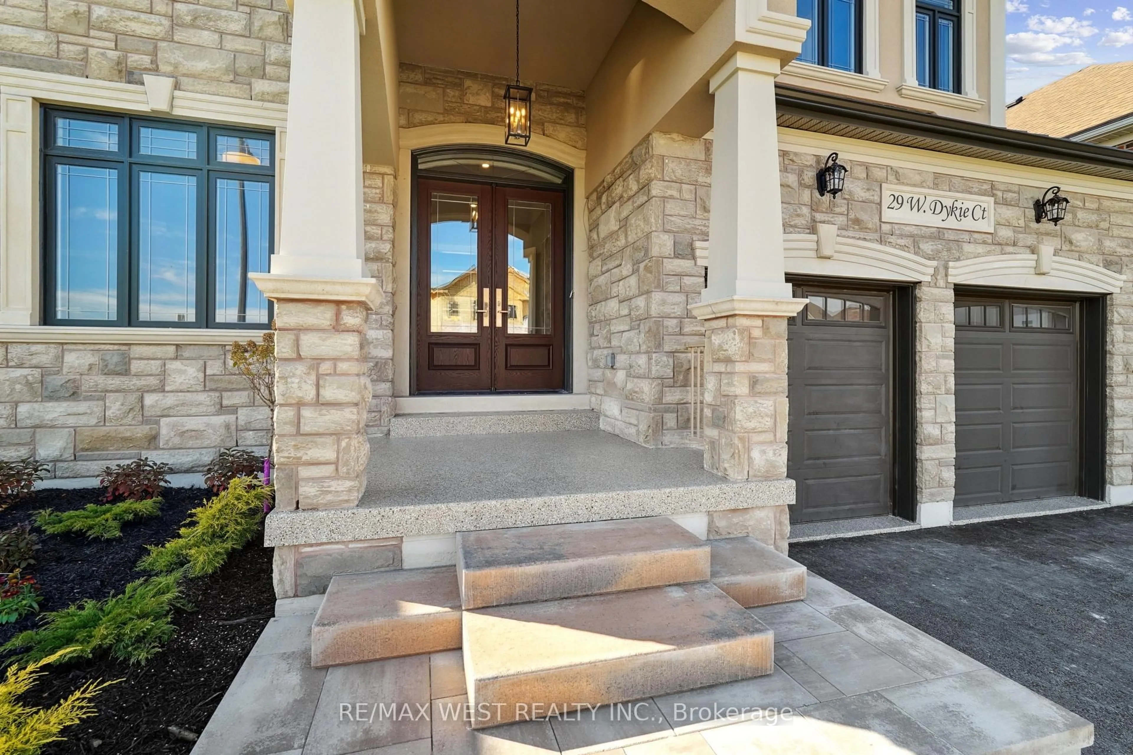 Indoor entryway for 29 W Dykie Crt, Bradford West Gwillimbury Ontario L3Z 0Y1