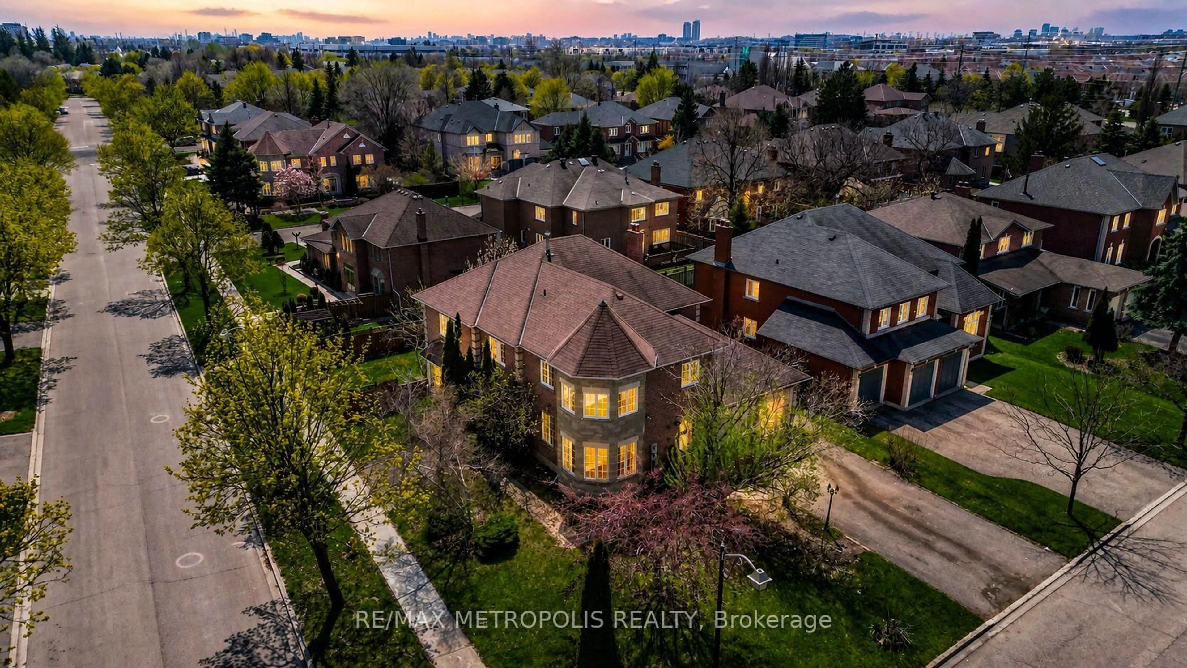 A pic from outside/outdoor area/front of a property/back of a property/a pic from drone, unknown for 2 Schooner Crt, Markham Ontario L6C 1R2