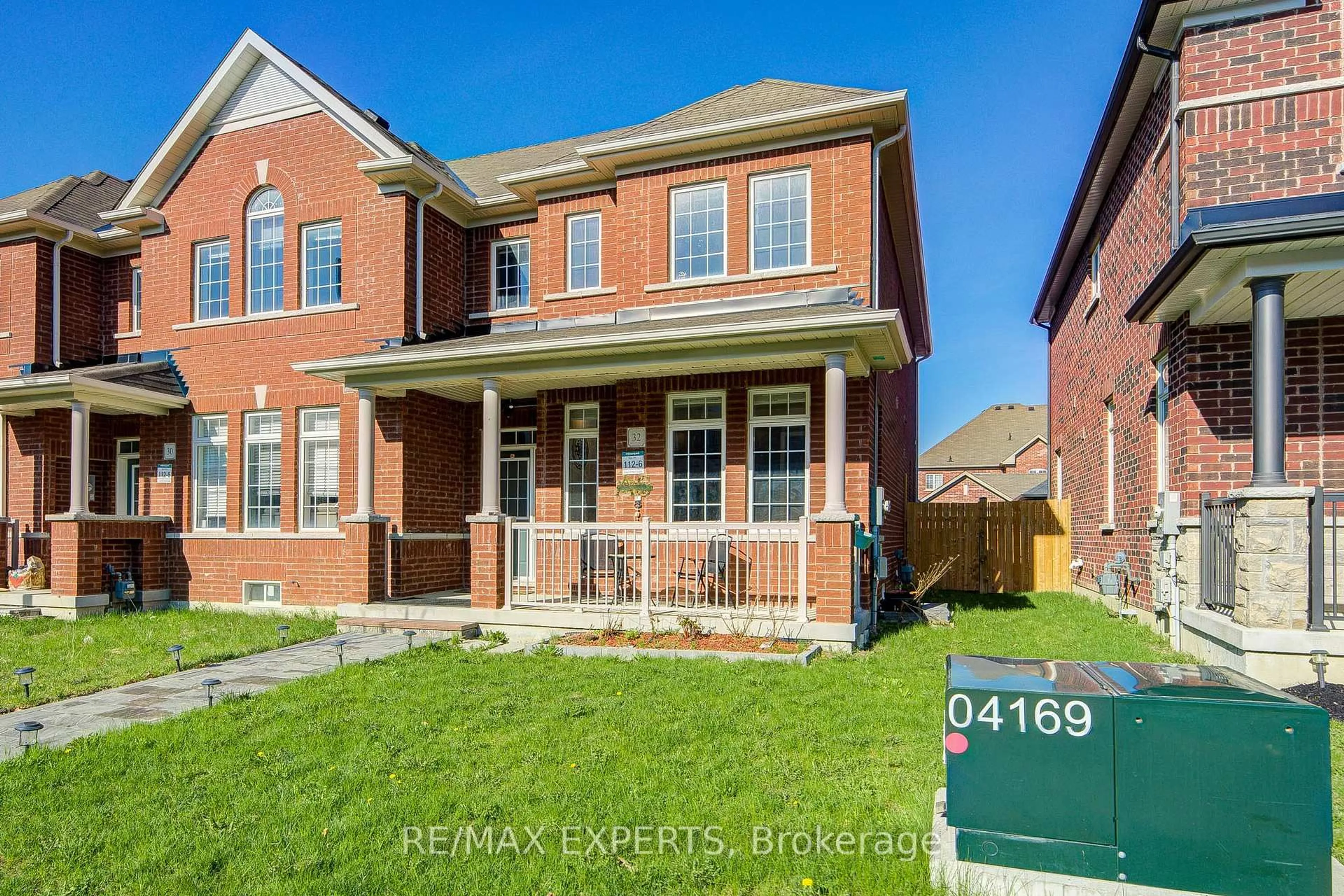 Home with brick exterior material, street for 32 Walter Proctor Rd, East Gwillimbury Ontario L9N 0P1