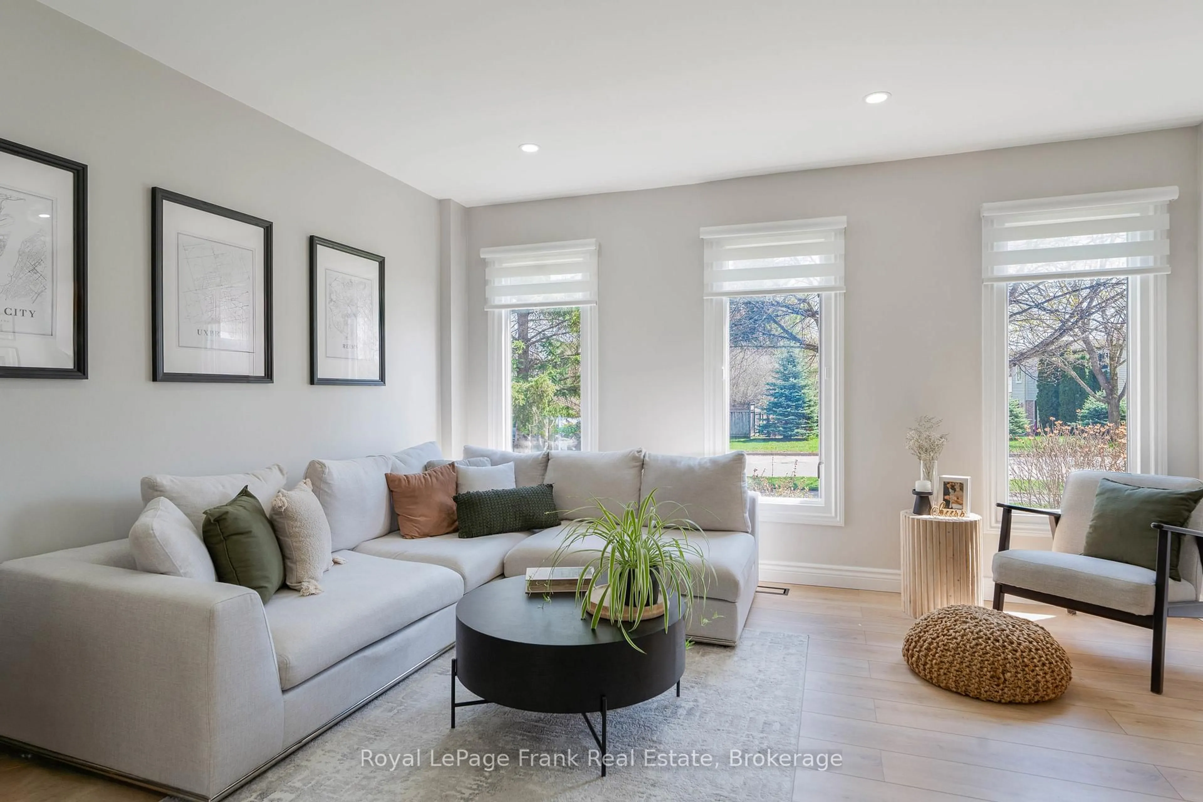 Living room with furniture, unknown for 24 McGuire Cres, Uxbridge Ontario L9P 1G7