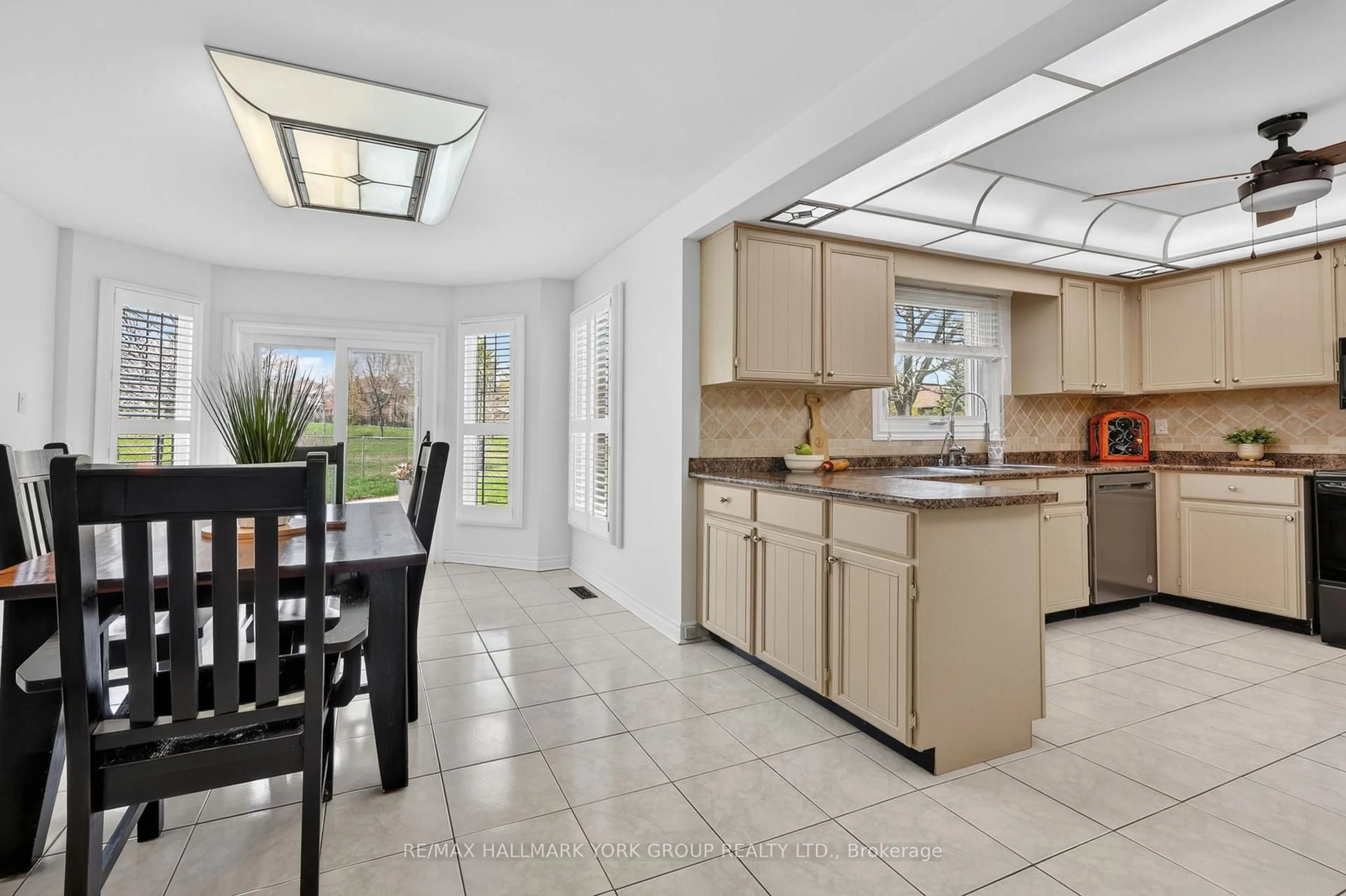 Open concept kitchen, ceramic/tile floor for 297 Alex Doner Dr, Newmarket Ontario L3X 1G5