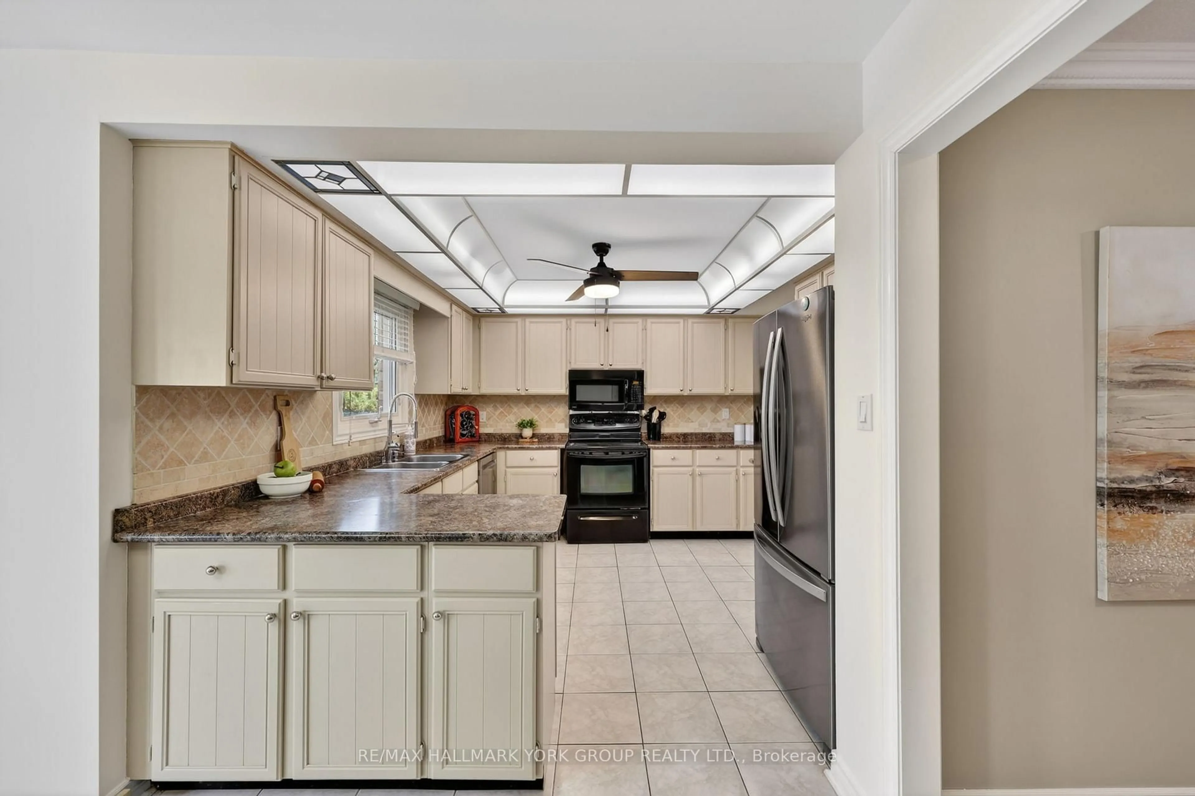 Open concept kitchen, ceramic/tile floor for 297 Alex Doner Dr, Newmarket Ontario L3X 1G5
