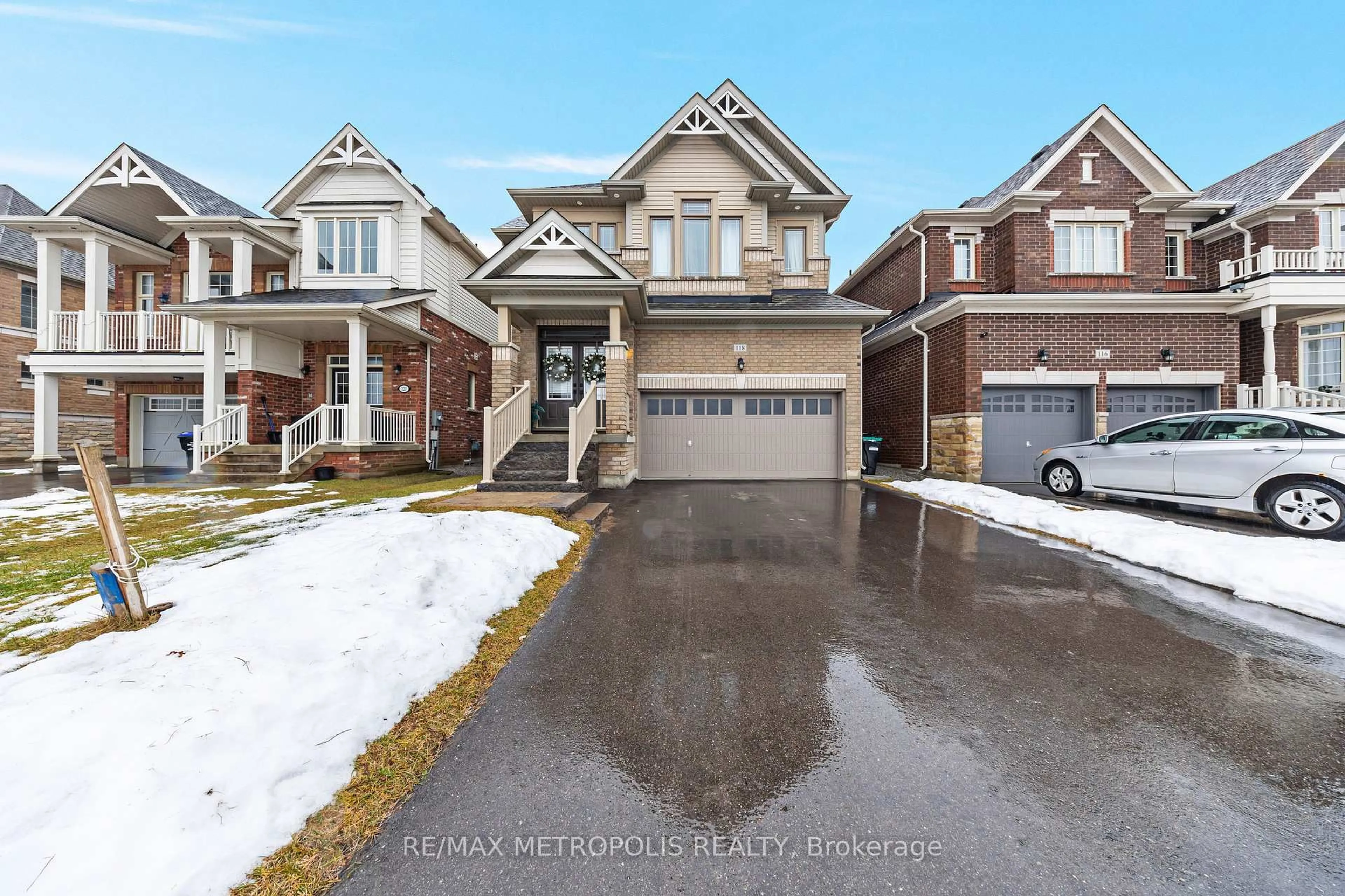 A pic from outside/outdoor area/front of a property/back of a property/a pic from drone, street for 118 Lorne Thomas Pl, New Tecumseth Ontario L9R 0V8