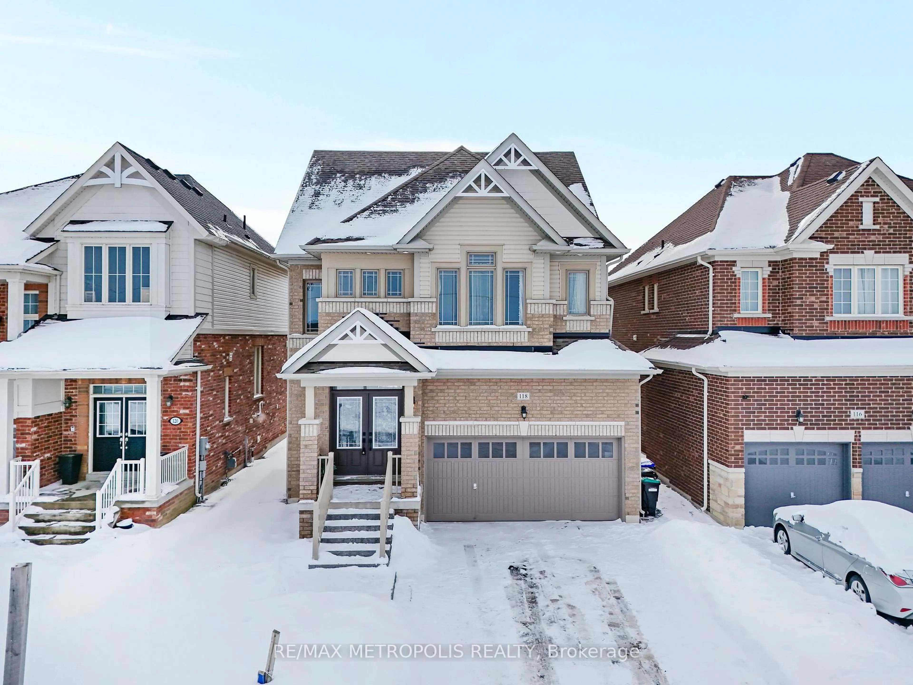 A pic from outside/outdoor area/front of a property/back of a property/a pic from drone, street for 118 Lorne Thomas Pl, New Tecumseth Ontario L9R 0V8