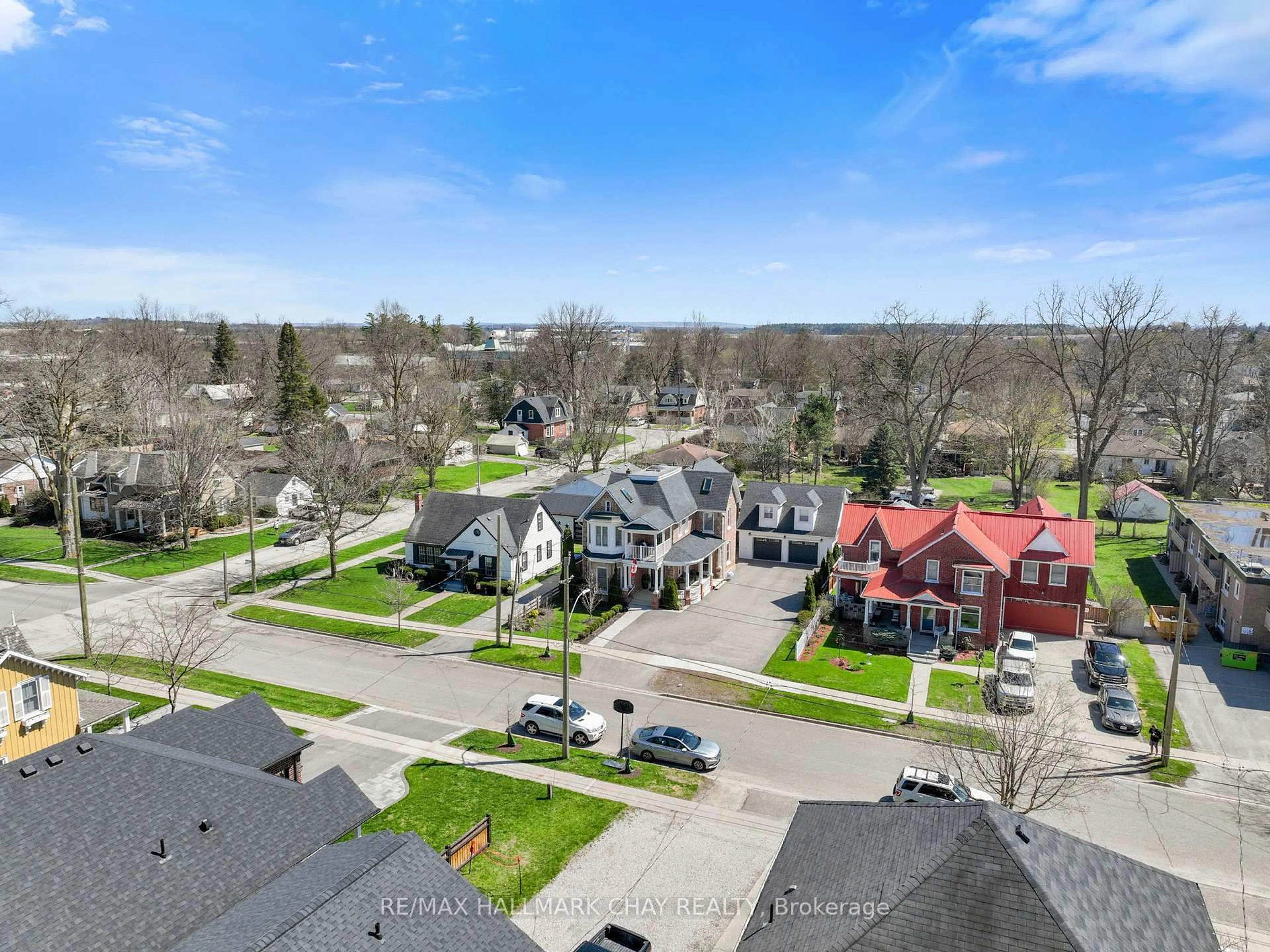 A pic from outside/outdoor area/front of a property/back of a property/a pic from drone, street for 97 Nelson St, New Tecumseth Ontario L9R 1H1