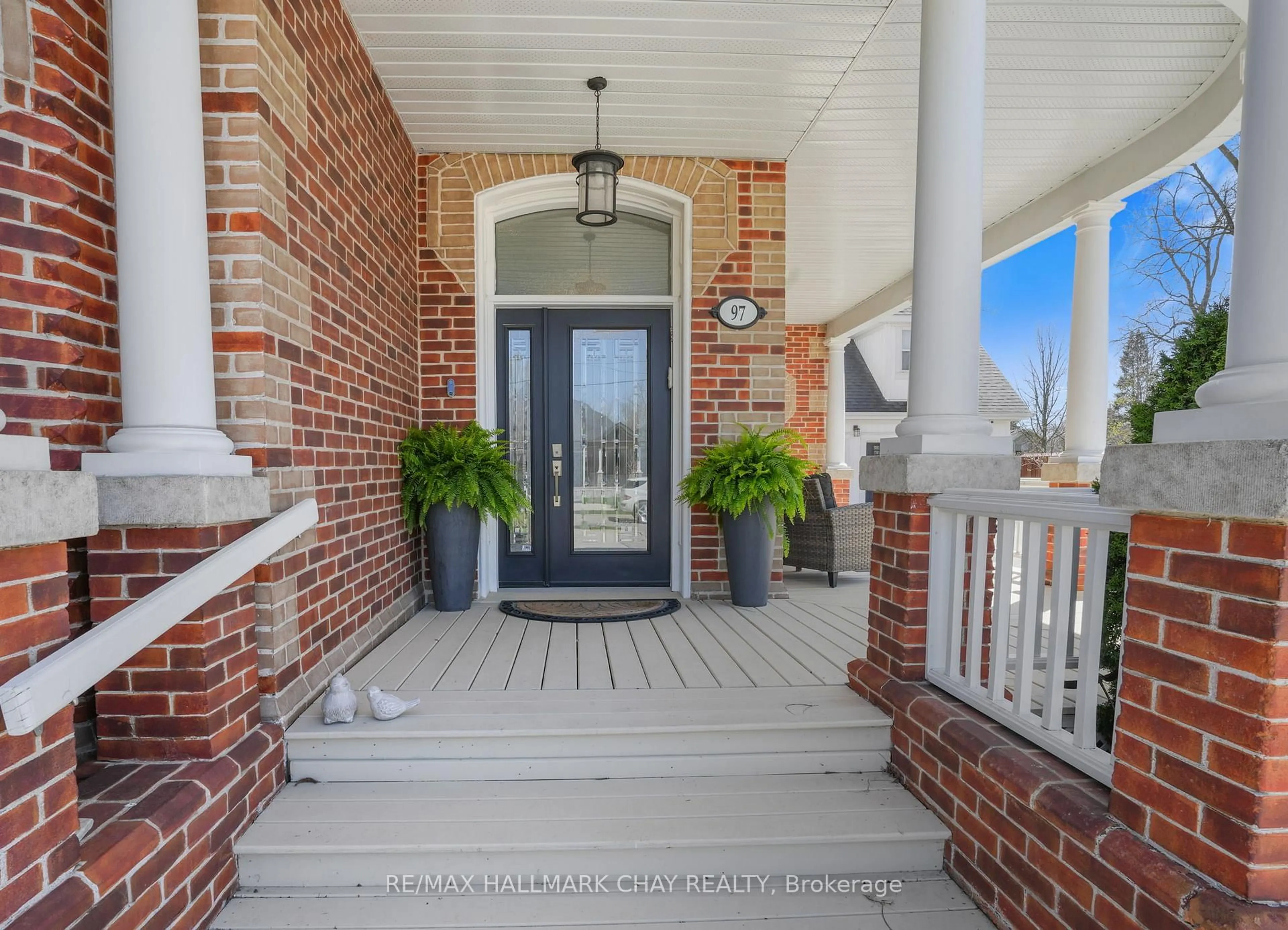 Indoor entryway for 97 Nelson St, New Tecumseth Ontario L9R 1H1