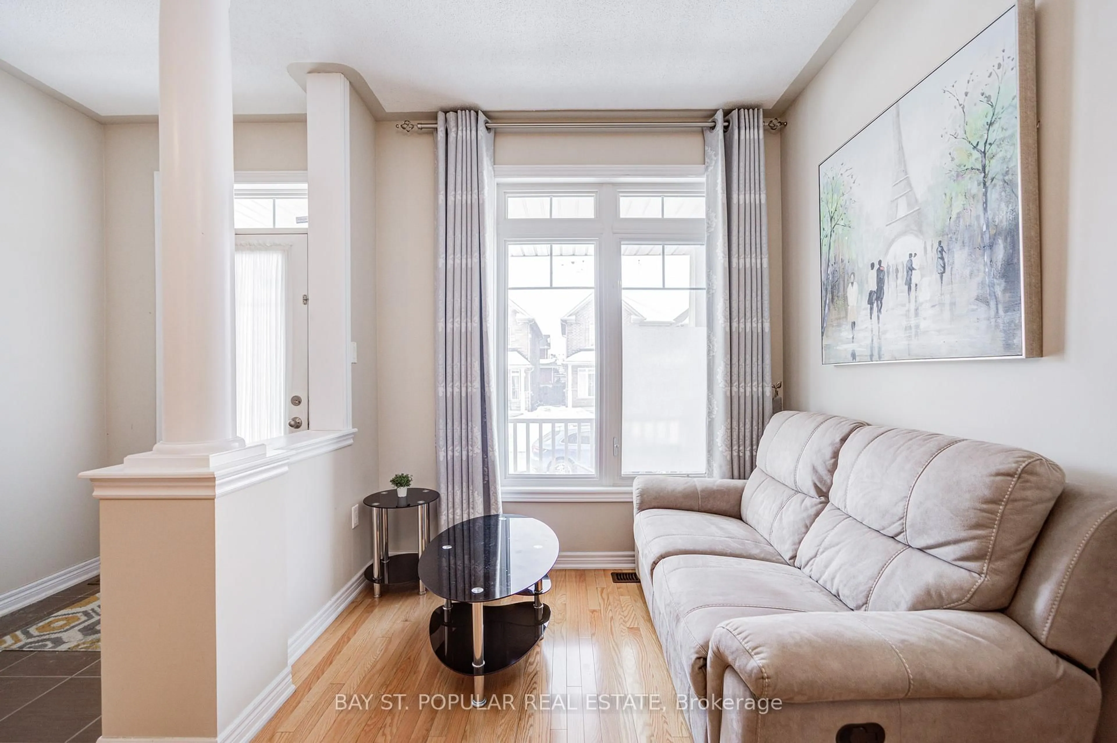 Living room with furniture, unknown for 142 Betony Dr, Richmond Hill Ontario L4E 0P3