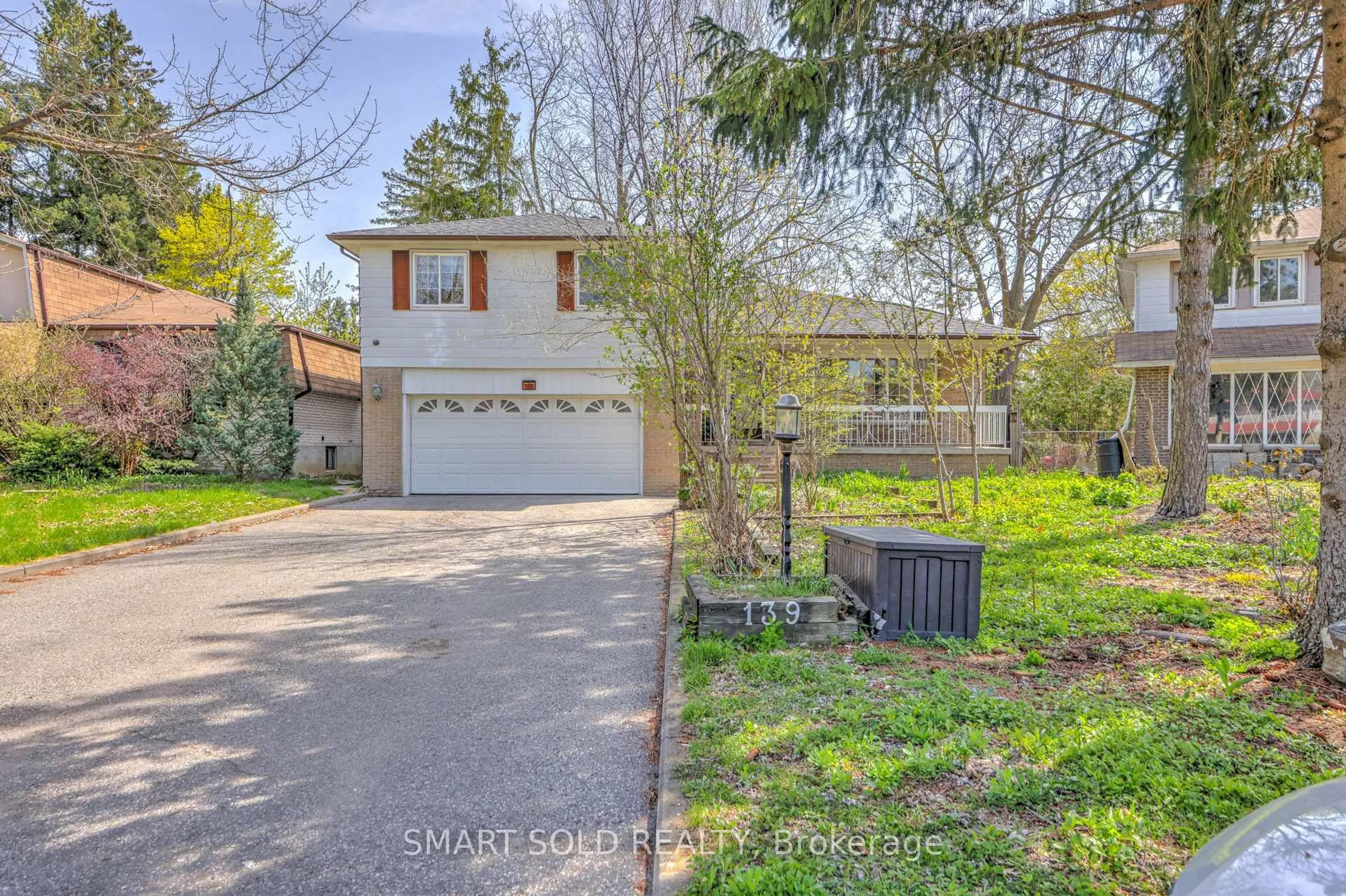 A pic from outside/outdoor area/front of a property/back of a property/a pic from drone, street for 139 Marla Crt, Richmond Hill Ontario L4C 4S1