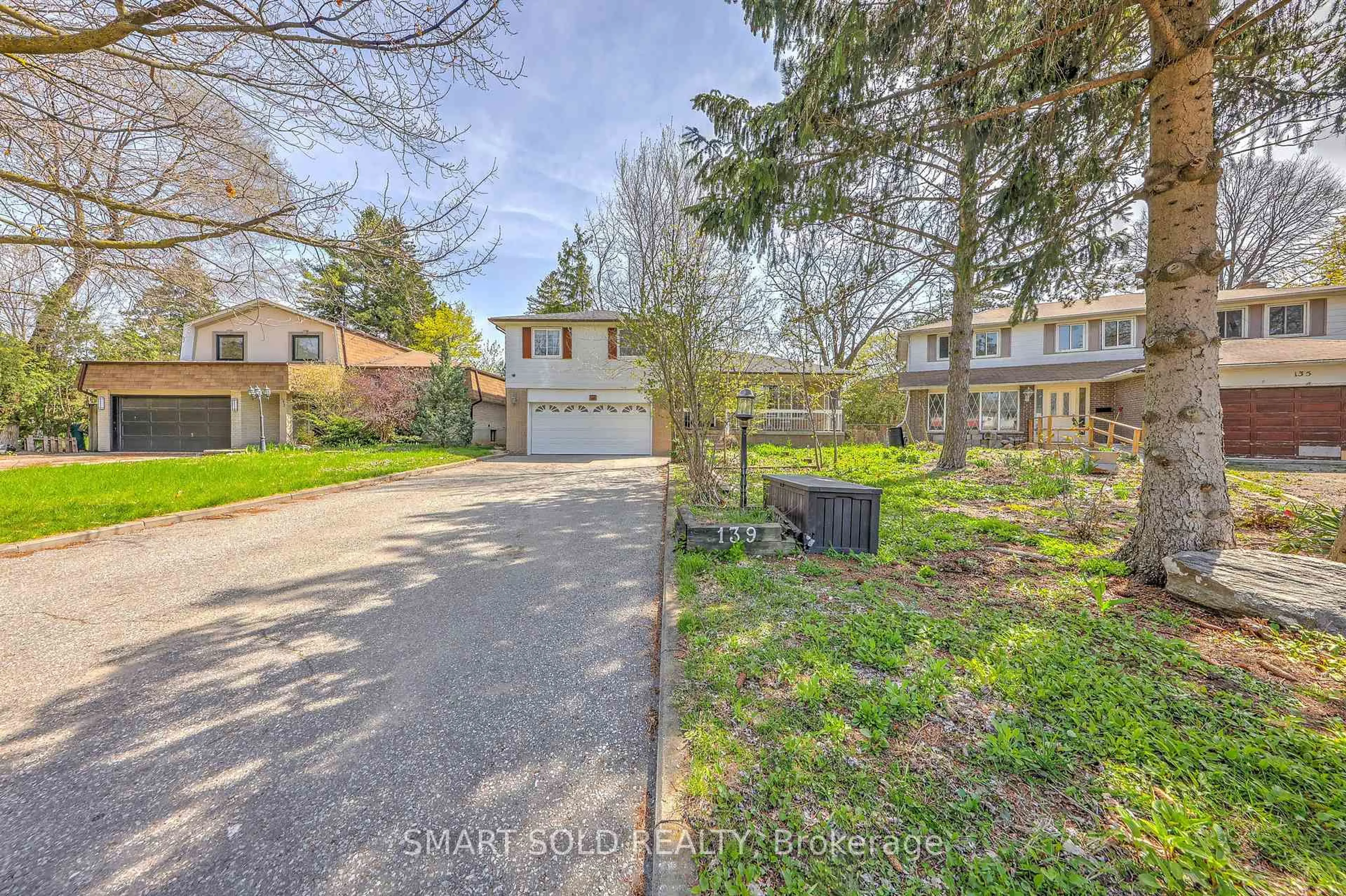 A pic from outside/outdoor area/front of a property/back of a property/a pic from drone, street for 139 Marla Crt, Richmond Hill Ontario L4C 4S1