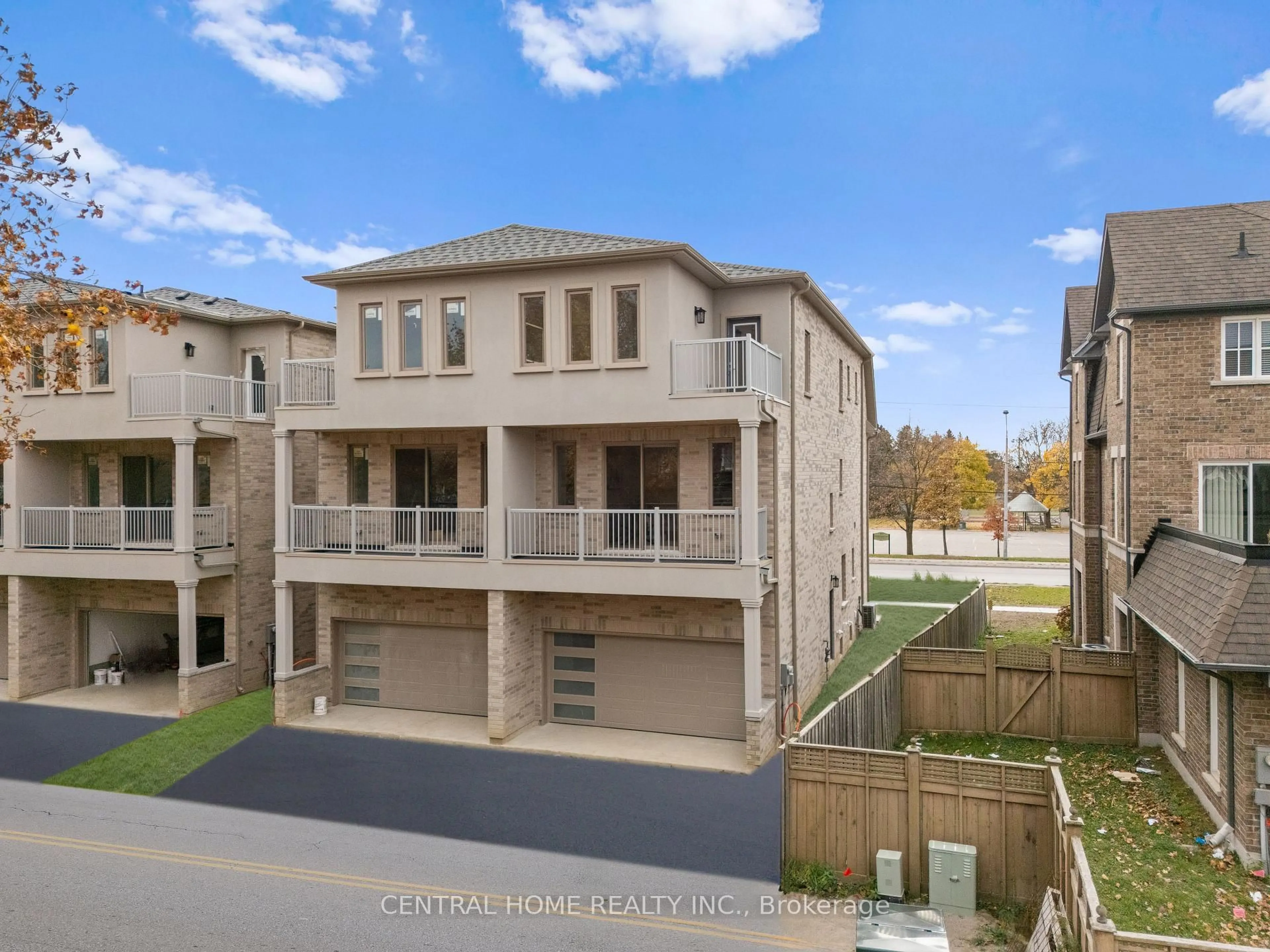 A pic from outside/outdoor area/front of a property/back of a property/a pic from drone, street for 2946-2956 Elgin Mills Rd, Markham Ontario L6C 1K9