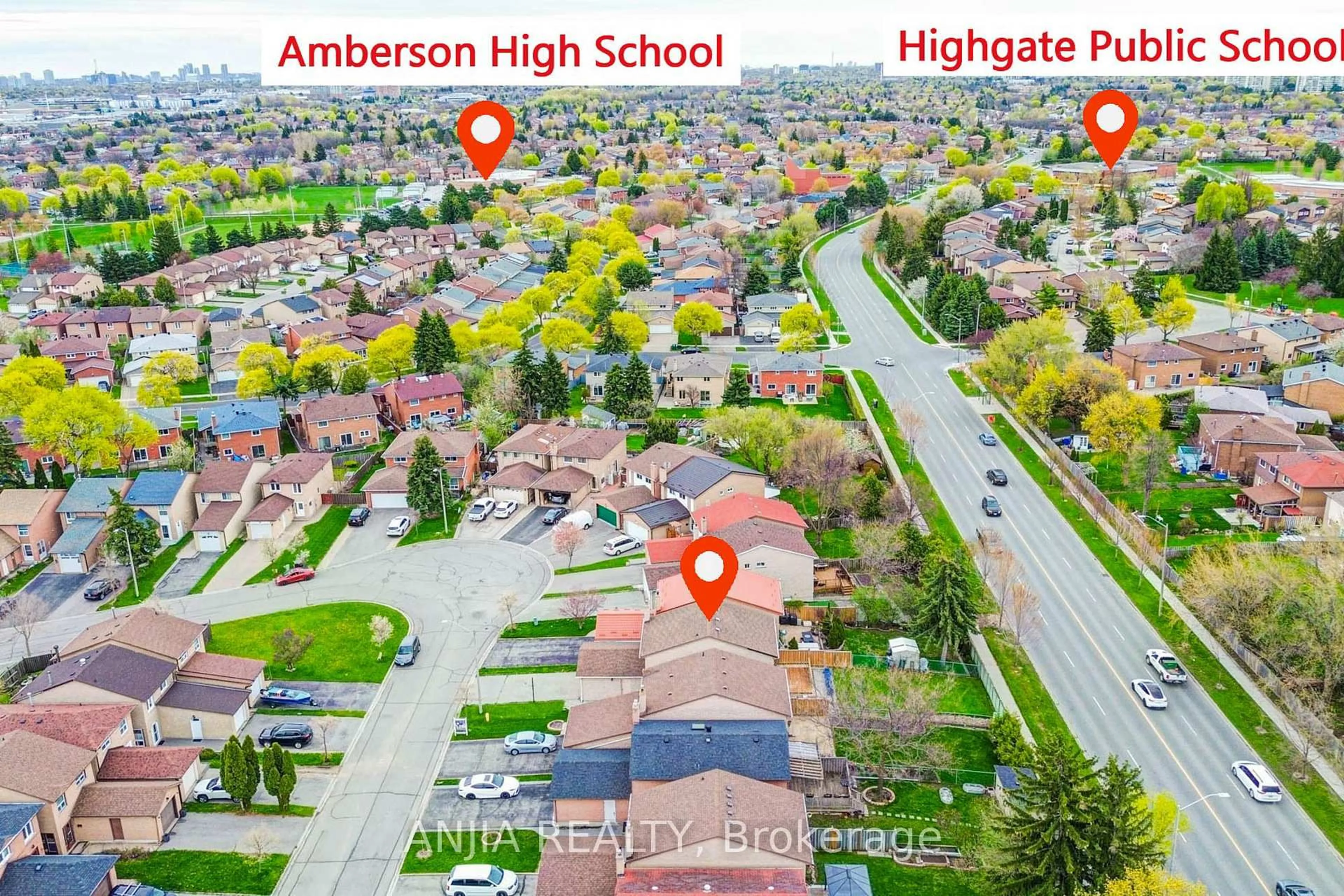 A pic from outside/outdoor area/front of a property/back of a property/a pic from drone, street for 48 Upton Cres, Markham Ontario L3R 3T4