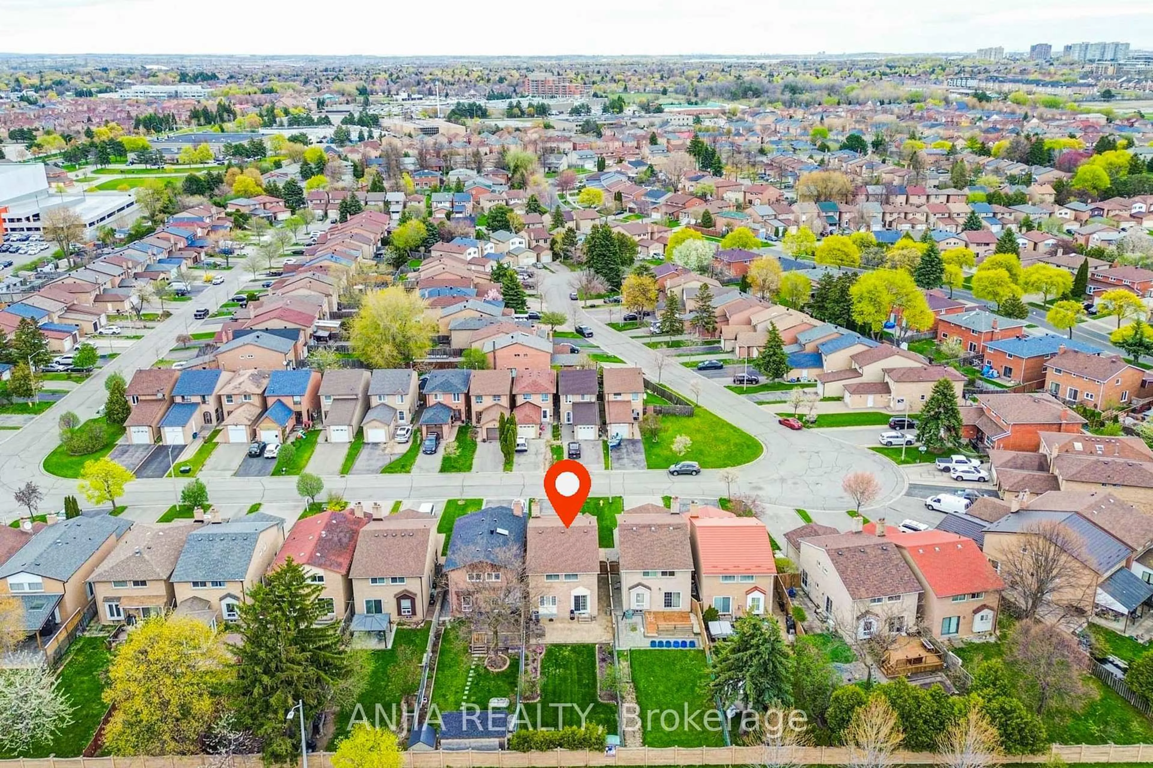 A pic from outside/outdoor area/front of a property/back of a property/a pic from drone, street for 48 Upton Cres, Markham Ontario L3R 3T4