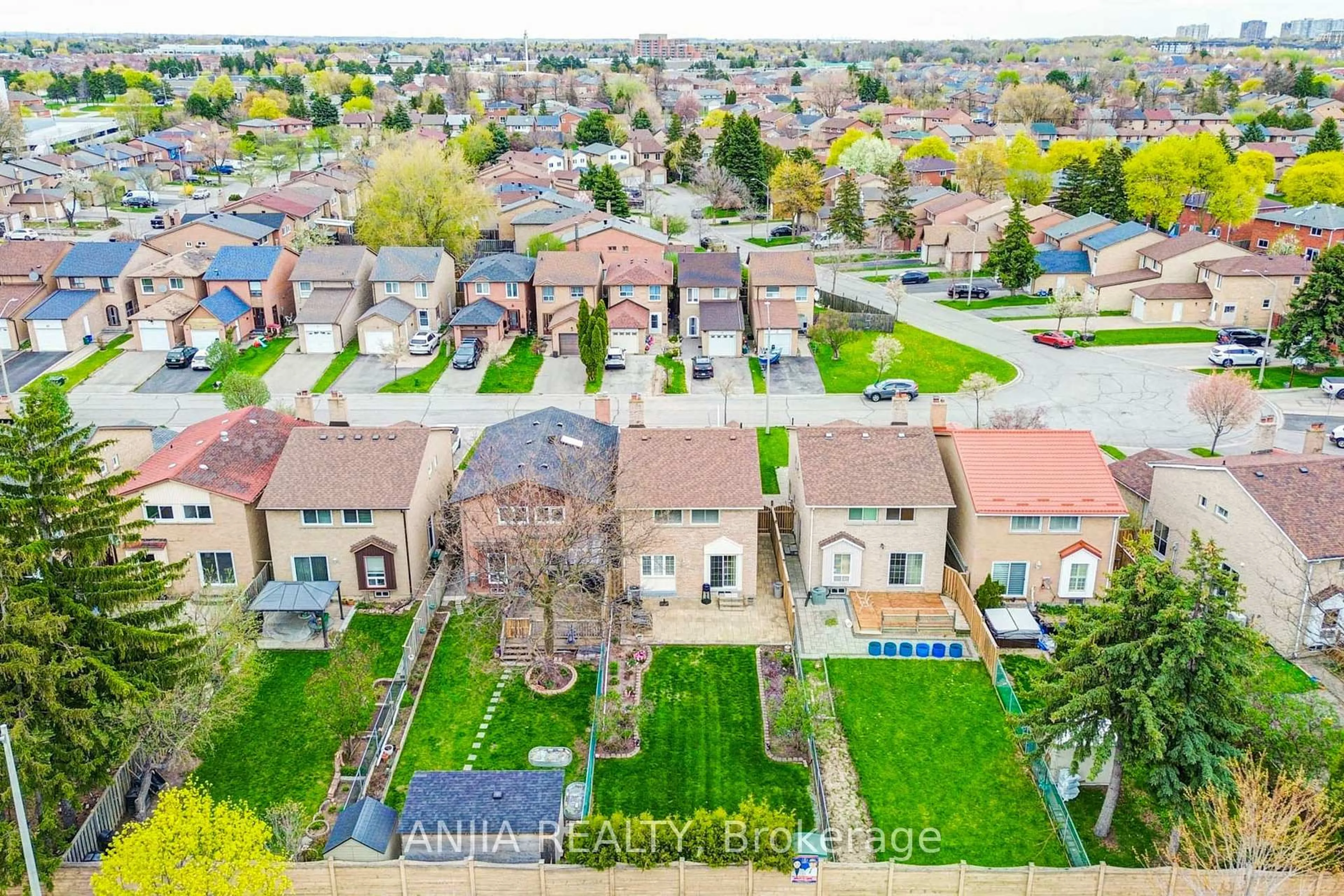 A pic from outside/outdoor area/front of a property/back of a property/a pic from drone, street for 48 Upton Cres, Markham Ontario L3R 3T4