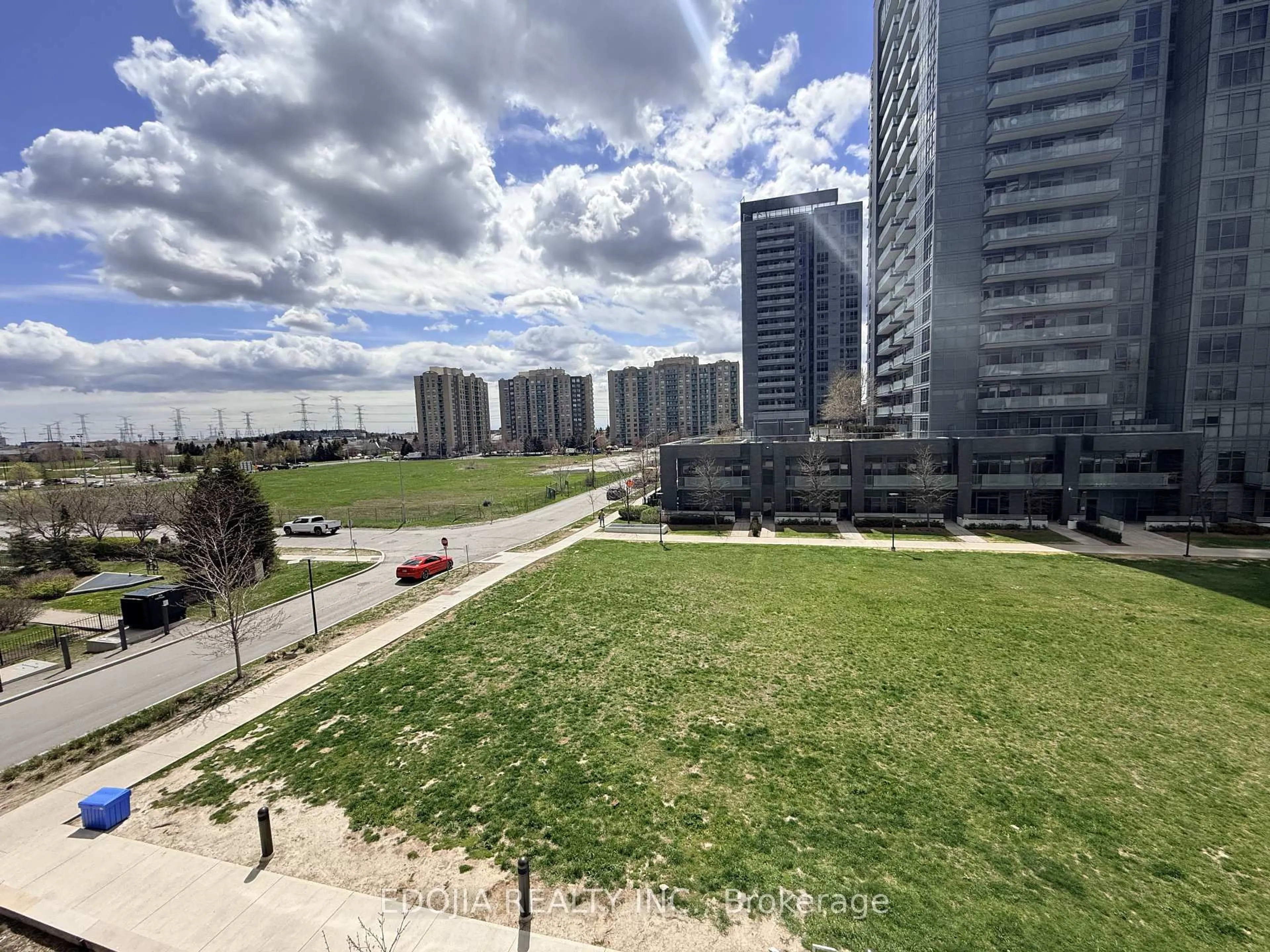 A pic from outside/outdoor area/front of a property/back of a property/a pic from drone, city buildings view from balcony for 105 Oneida Cres #306, Richmond Hill Ontario L4B 0H6