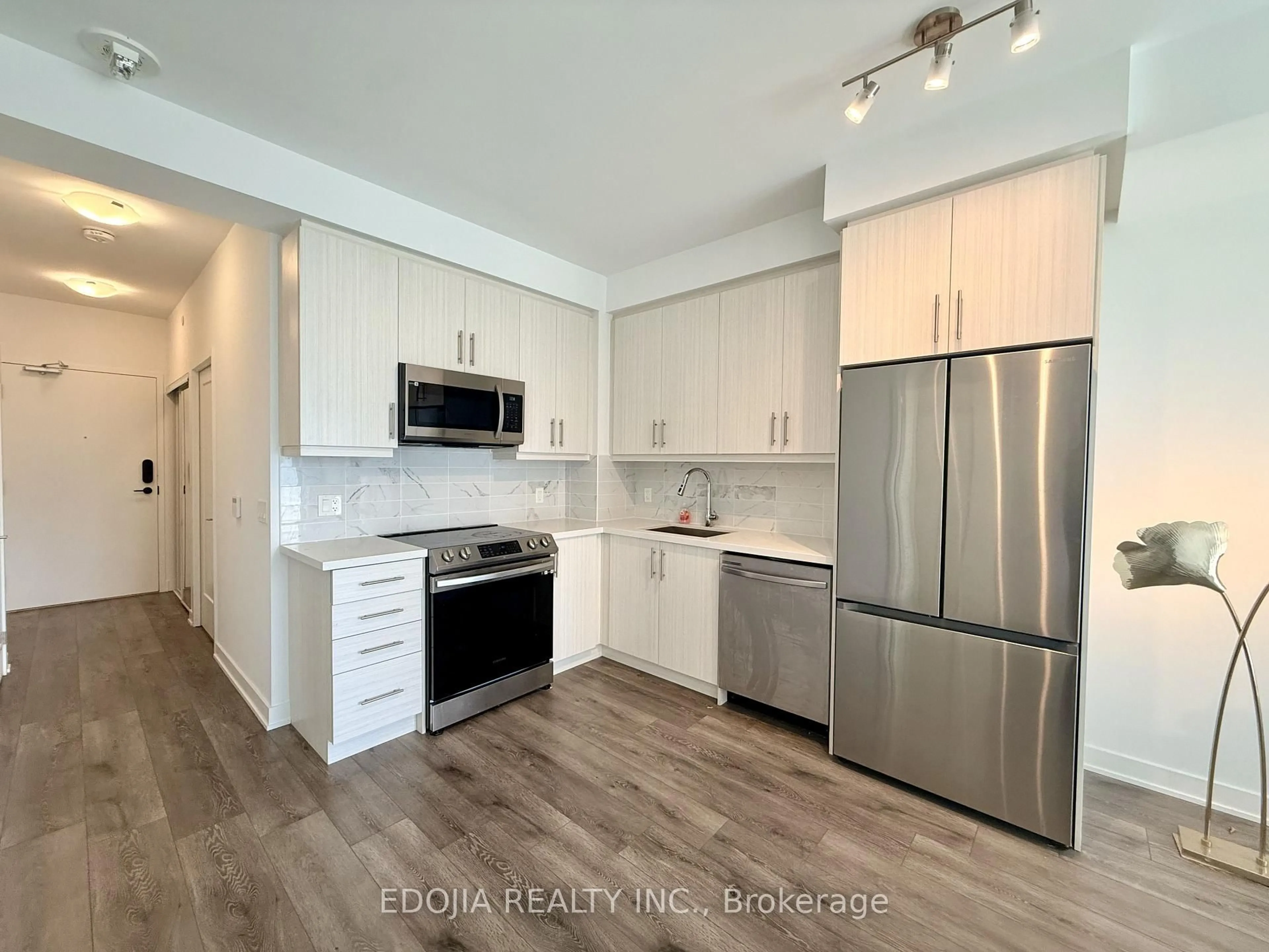Open concept kitchen, unknown for 105 Oneida Cres #306, Richmond Hill Ontario L4B 0H6