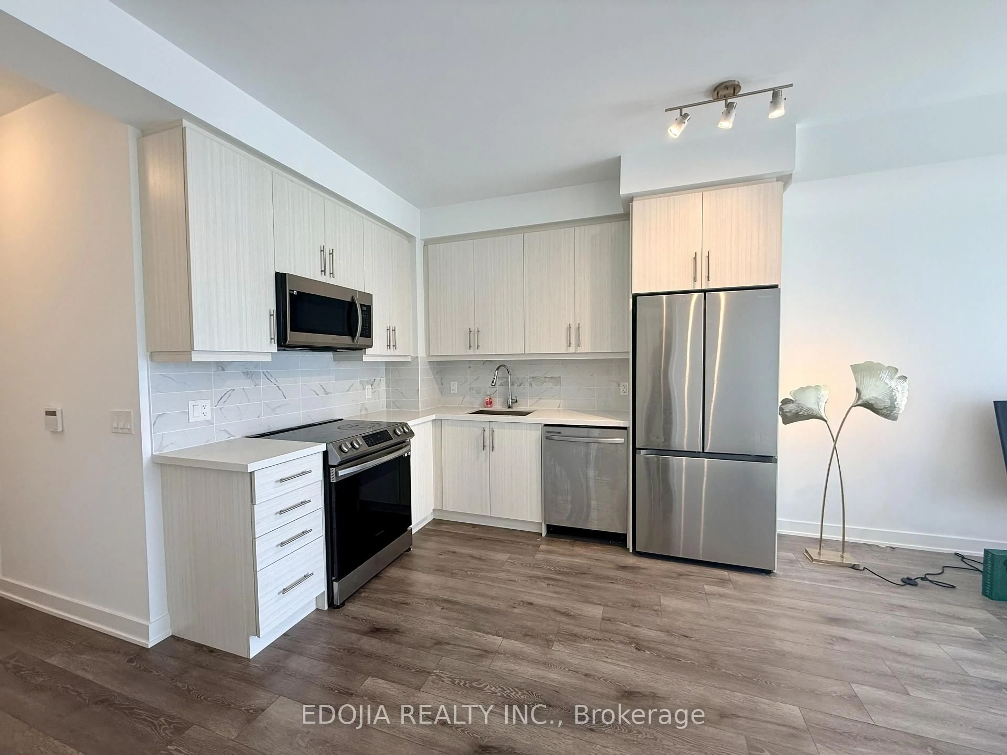 Open concept kitchen, unknown for 105 Oneida Cres #306, Richmond Hill Ontario L4B 0H6
