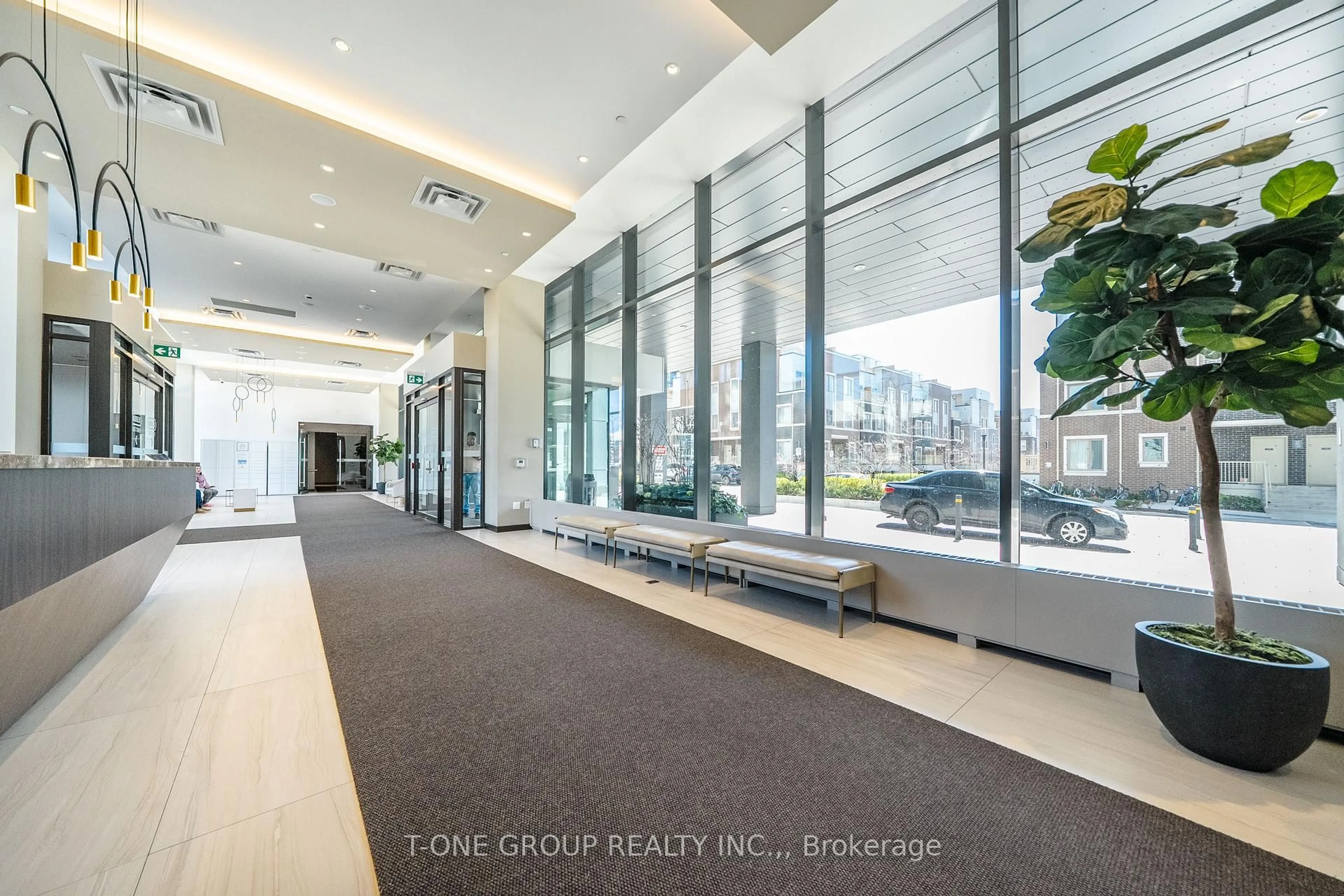 Indoor foyer for 38 Honeycrisp Cres #921, Vaughan Ontario L4K 0M8