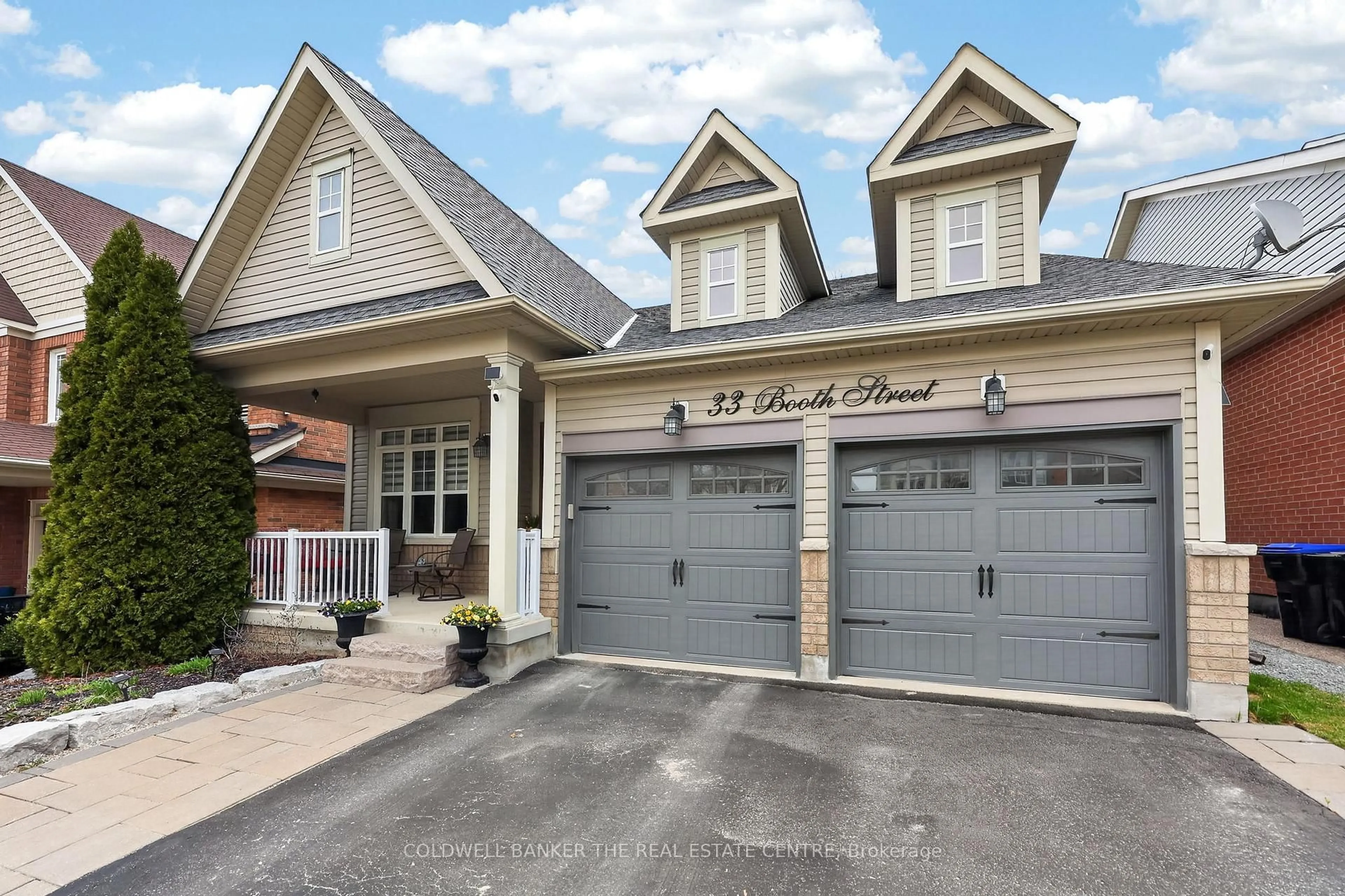 Home with brick exterior material, street for 33 Booth St, Bradford West Gwillimbury Ontario L3Z 0A4