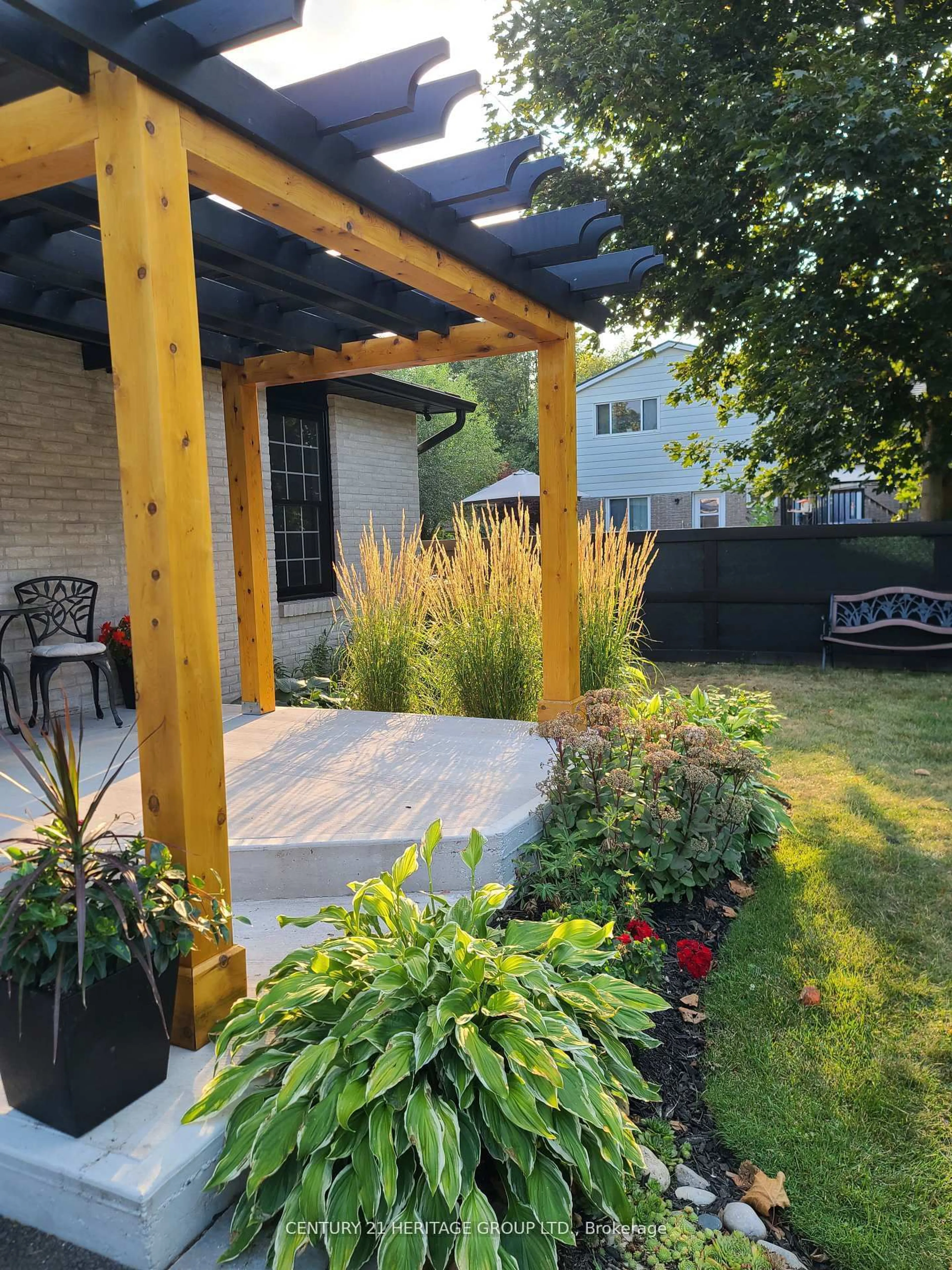Patio, street for 7 Crawford Circ, New Tecumseth Ontario L0G 1A0