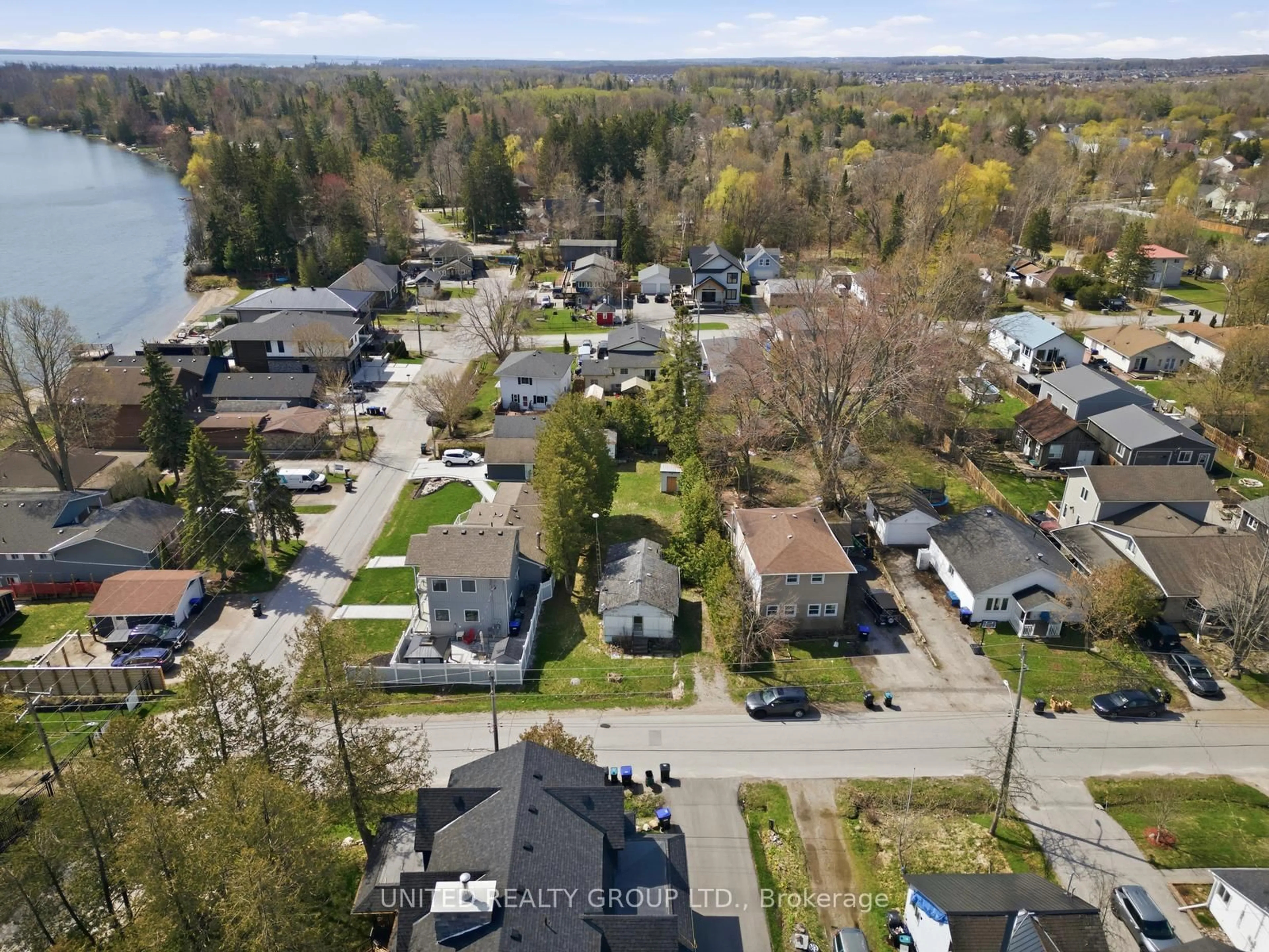 A pic from outside/outdoor area/front of a property/back of a property/a pic from drone, street for 911 Vicrol Dr, Innisfil Ontario L9S 1V4