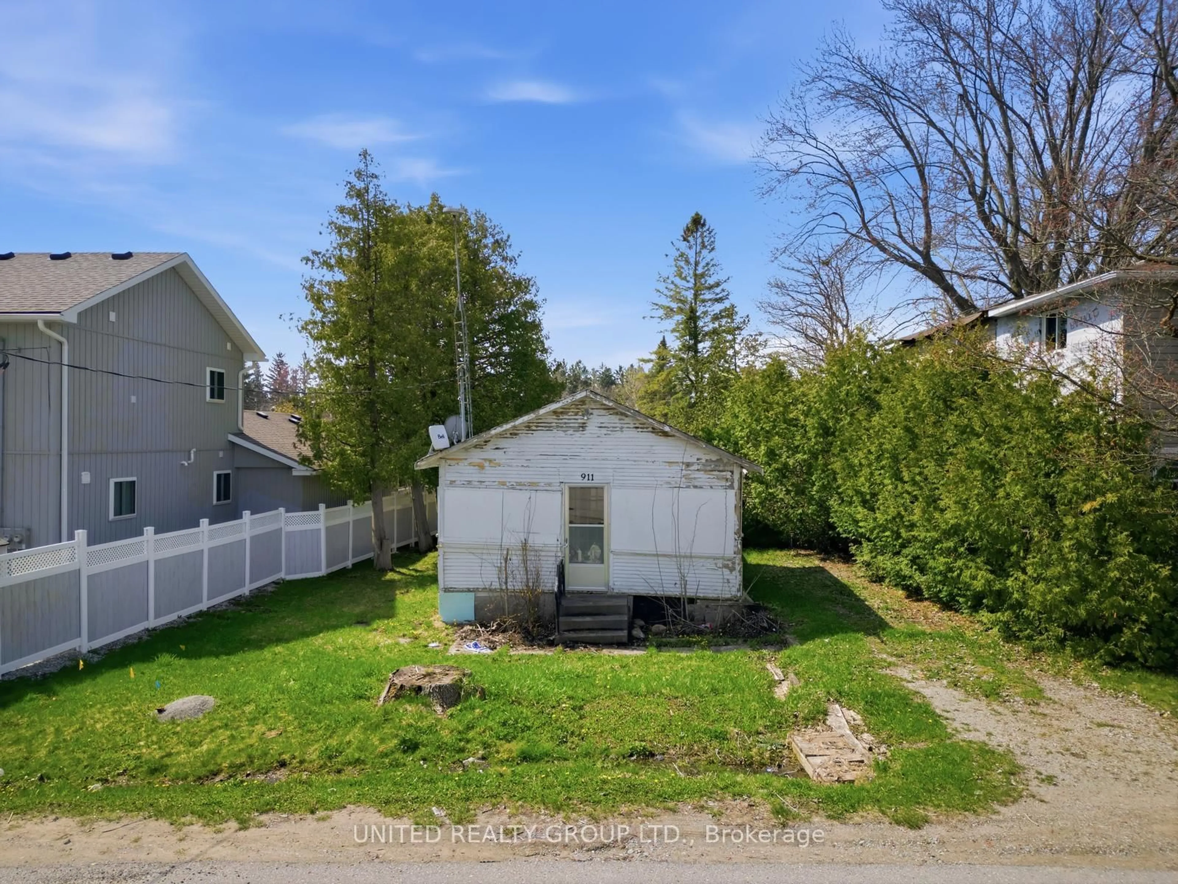 A pic from outside/outdoor area/front of a property/back of a property/a pic from drone, street for 911 Vicrol Dr, Innisfil Ontario L9S 1V4