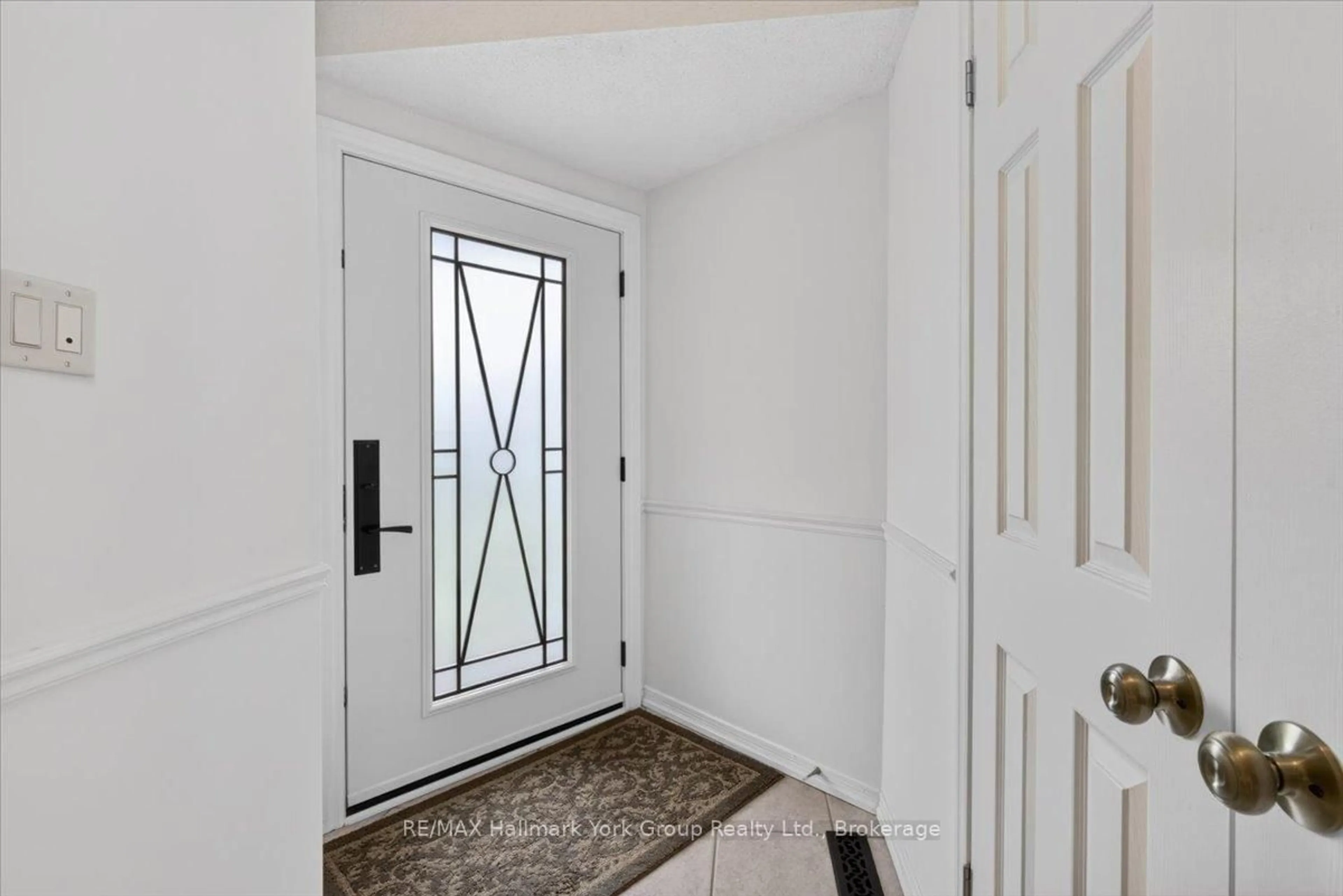 Indoor entryway for 50 Mcleod Dr, Aurora Ontario L4G 5E8