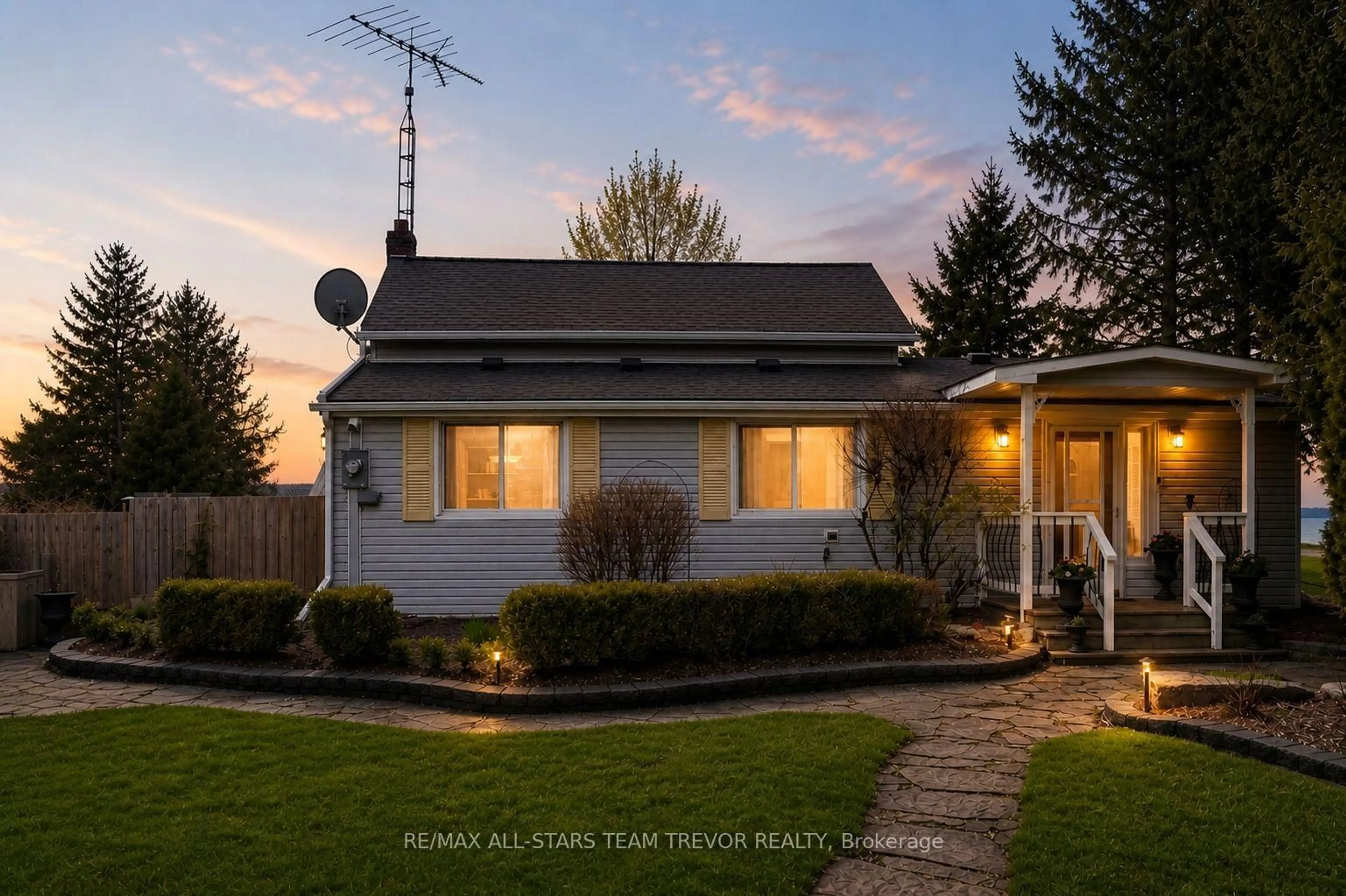 A pic from outside/outdoor area/front of a property/back of a property/a pic from drone, street for 24082 Warden Ave, Georgina Ontario L4P 3E9