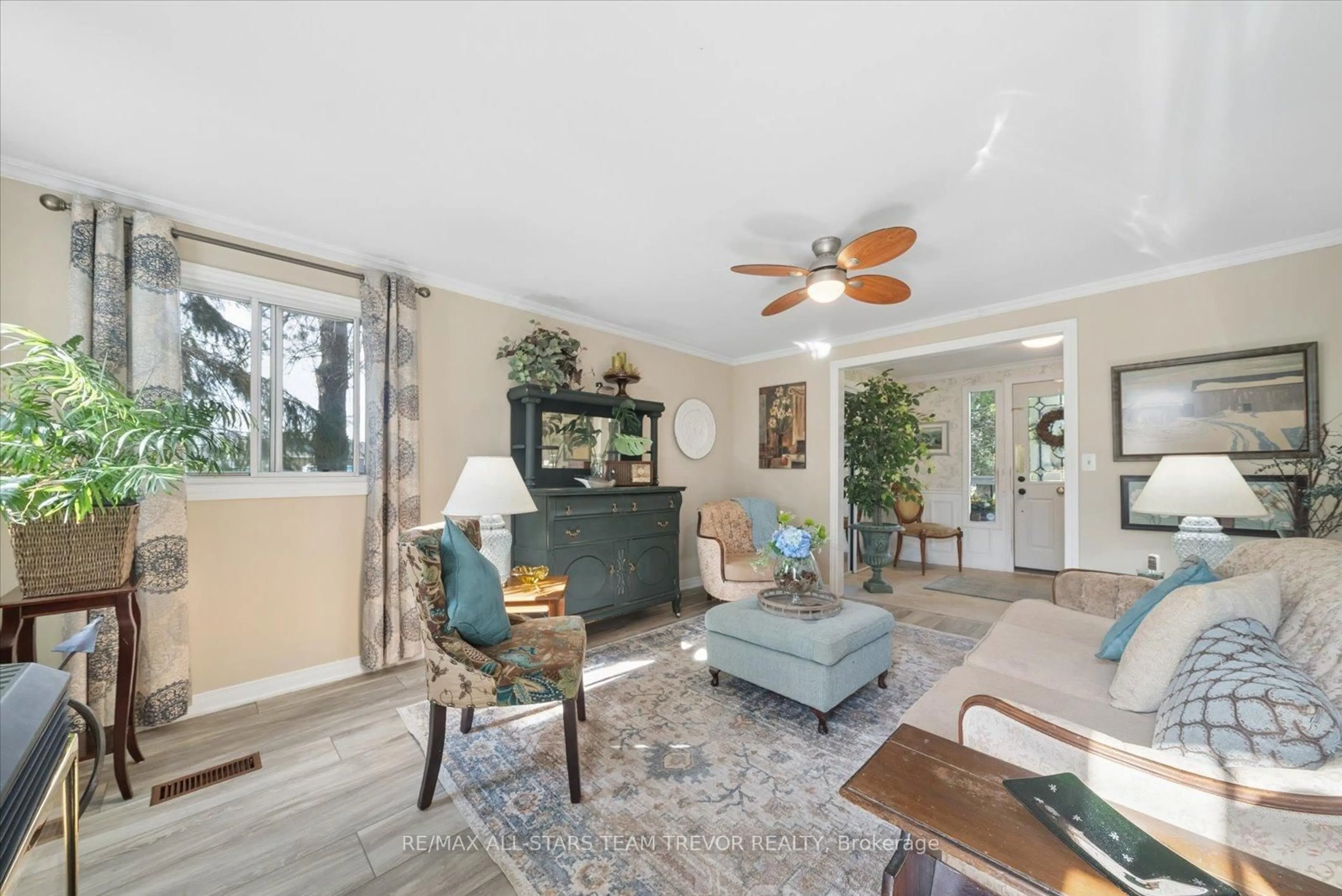 Living room with furniture, unknown for 24082 Warden Ave, Georgina Ontario L4P 3E9
