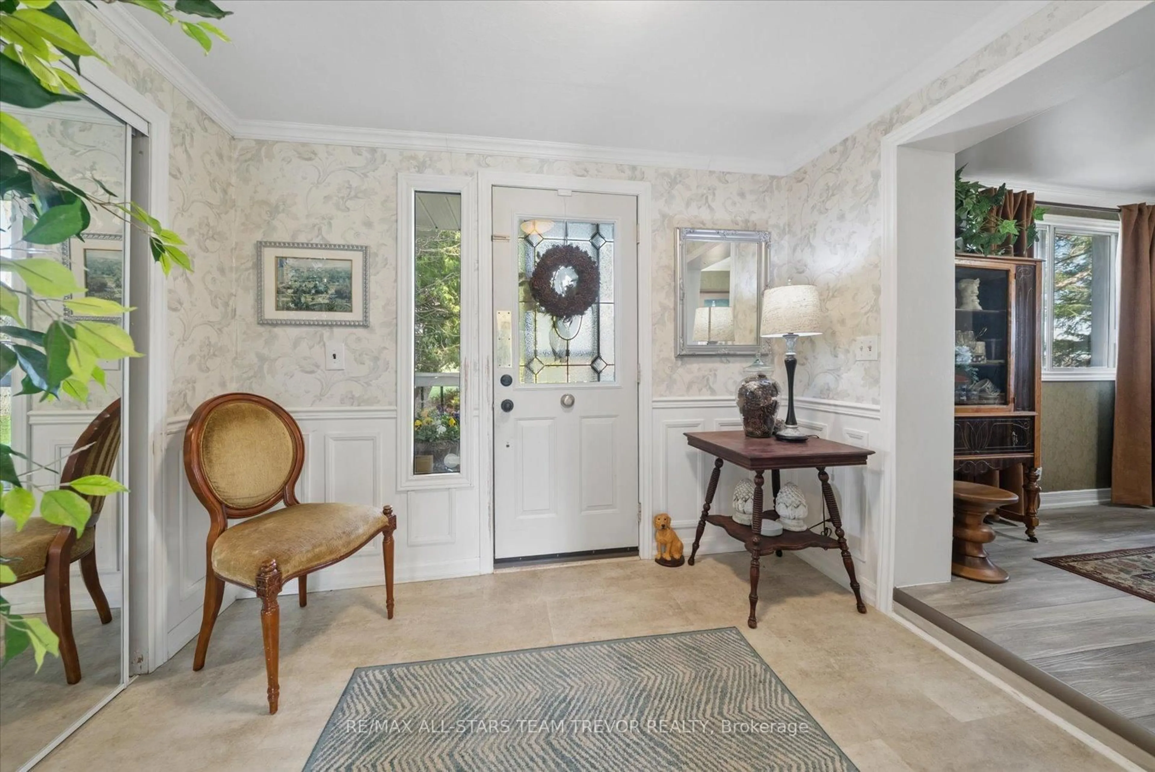Indoor entryway for 24082 Warden Ave, Georgina Ontario L4P 3E9