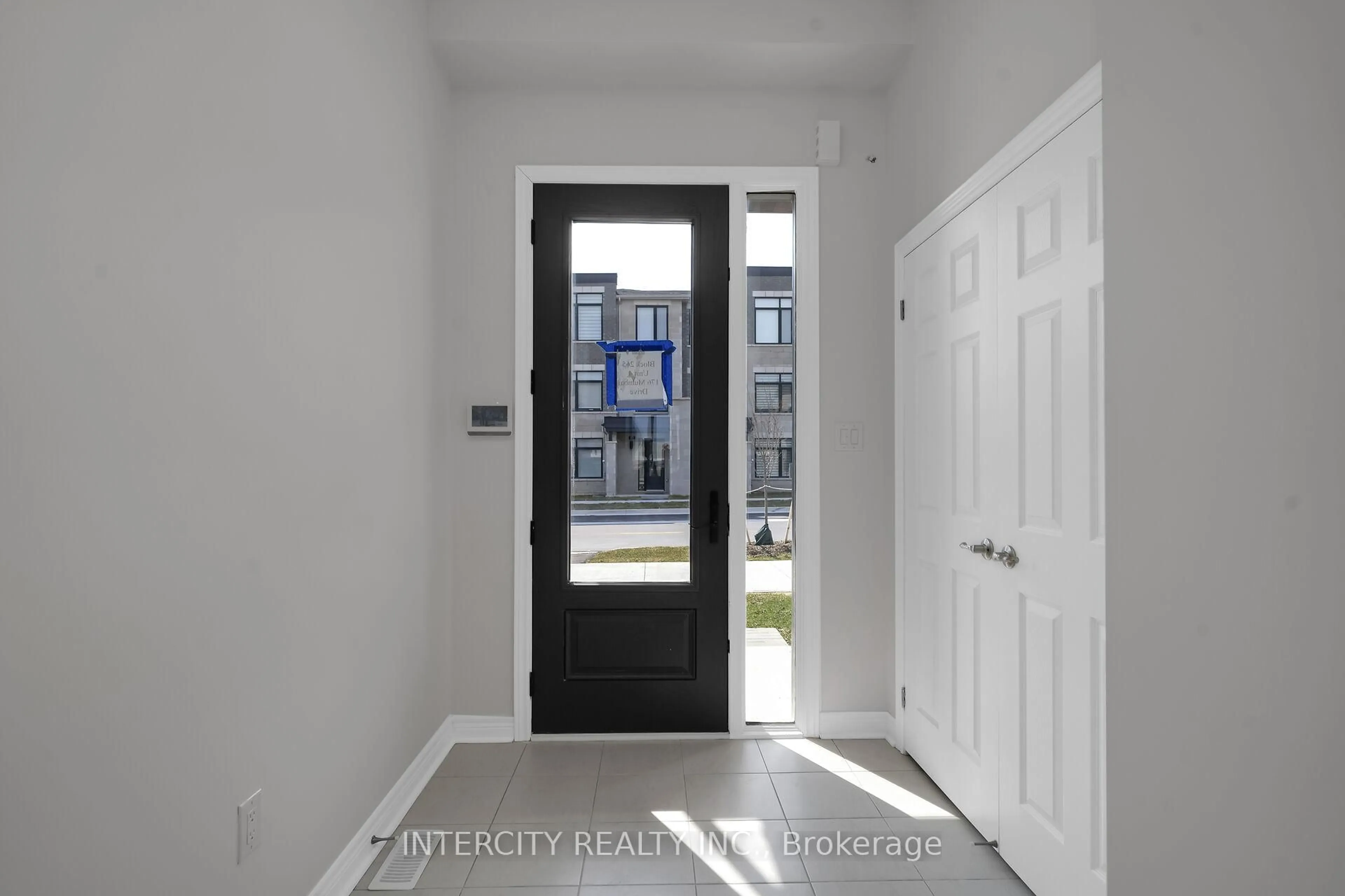 Indoor entryway for 176 Mumbai Dr, Markham Ontario L3S 0G5