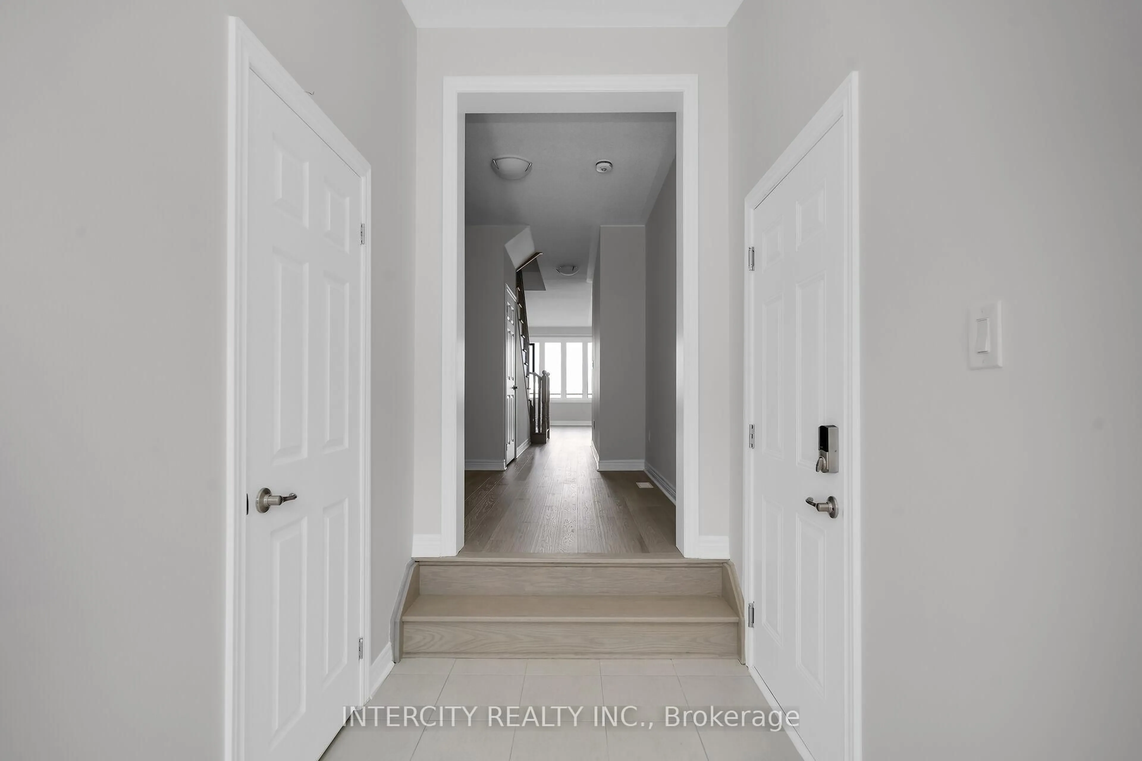 Indoor entryway for 176 Mumbai Dr, Markham Ontario L3S 0G5