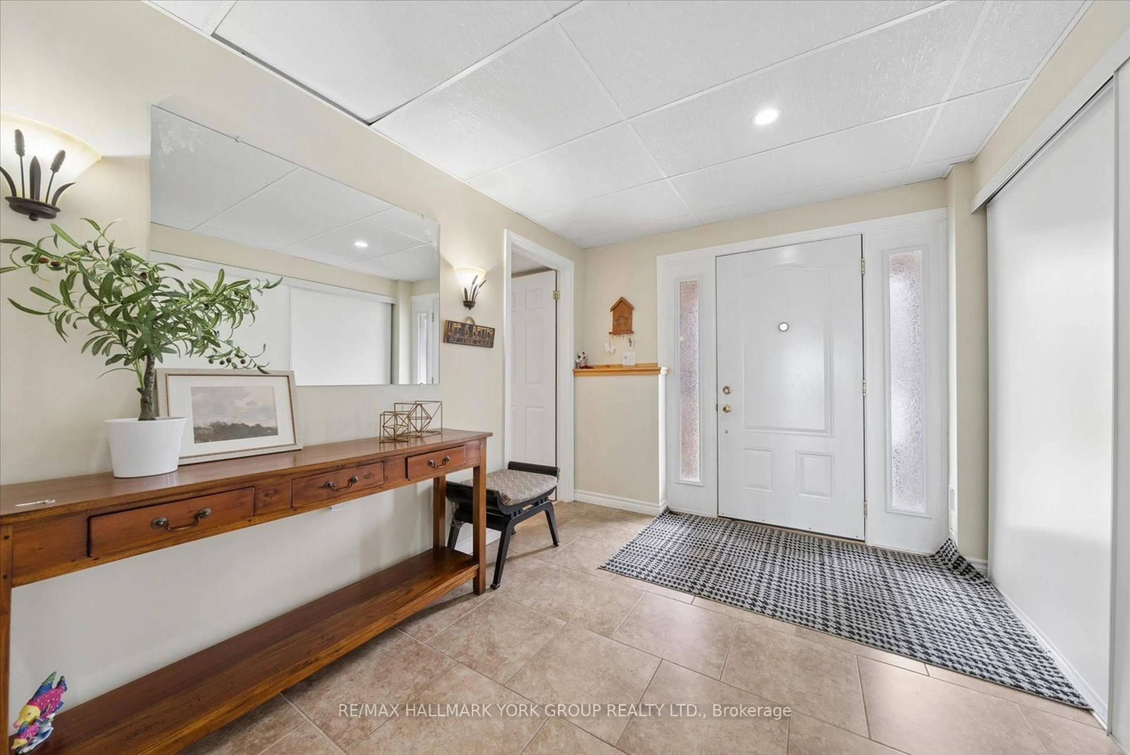 Indoor entryway for 168 Irving Dr, Georgina Ontario L0E 1L0