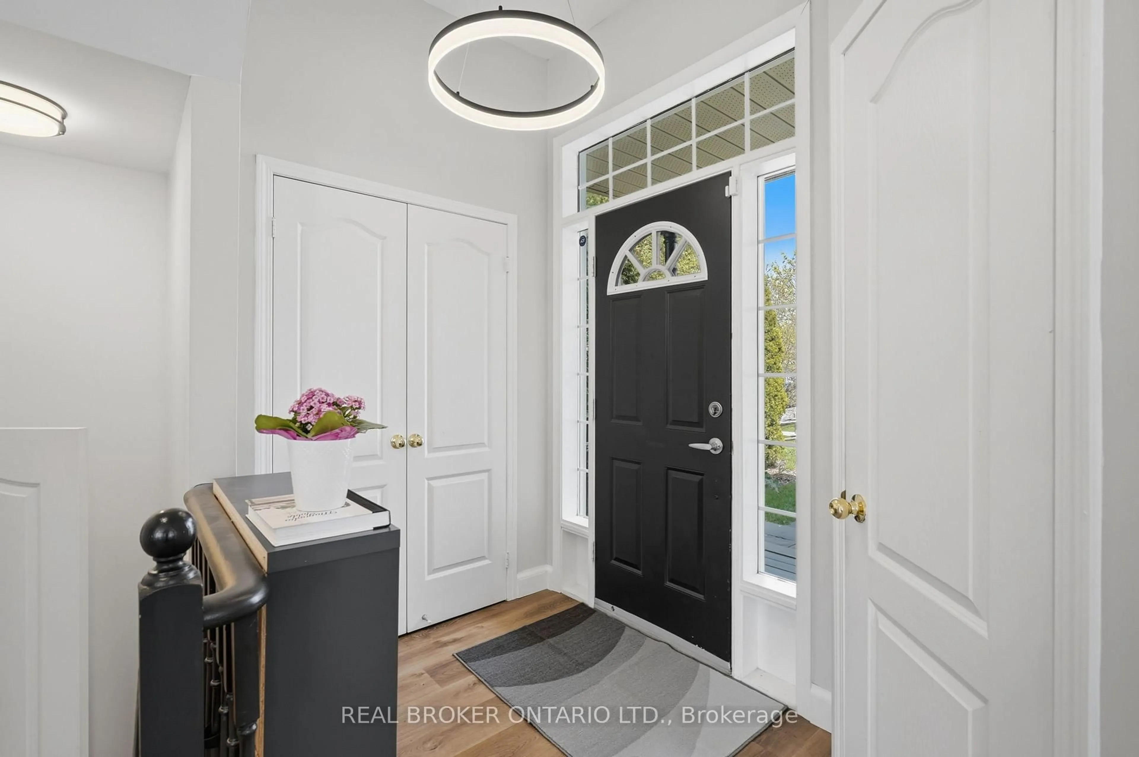 Indoor entryway for 92 Mainprize Cres, East Gwillimbury Ontario L0G 1M0