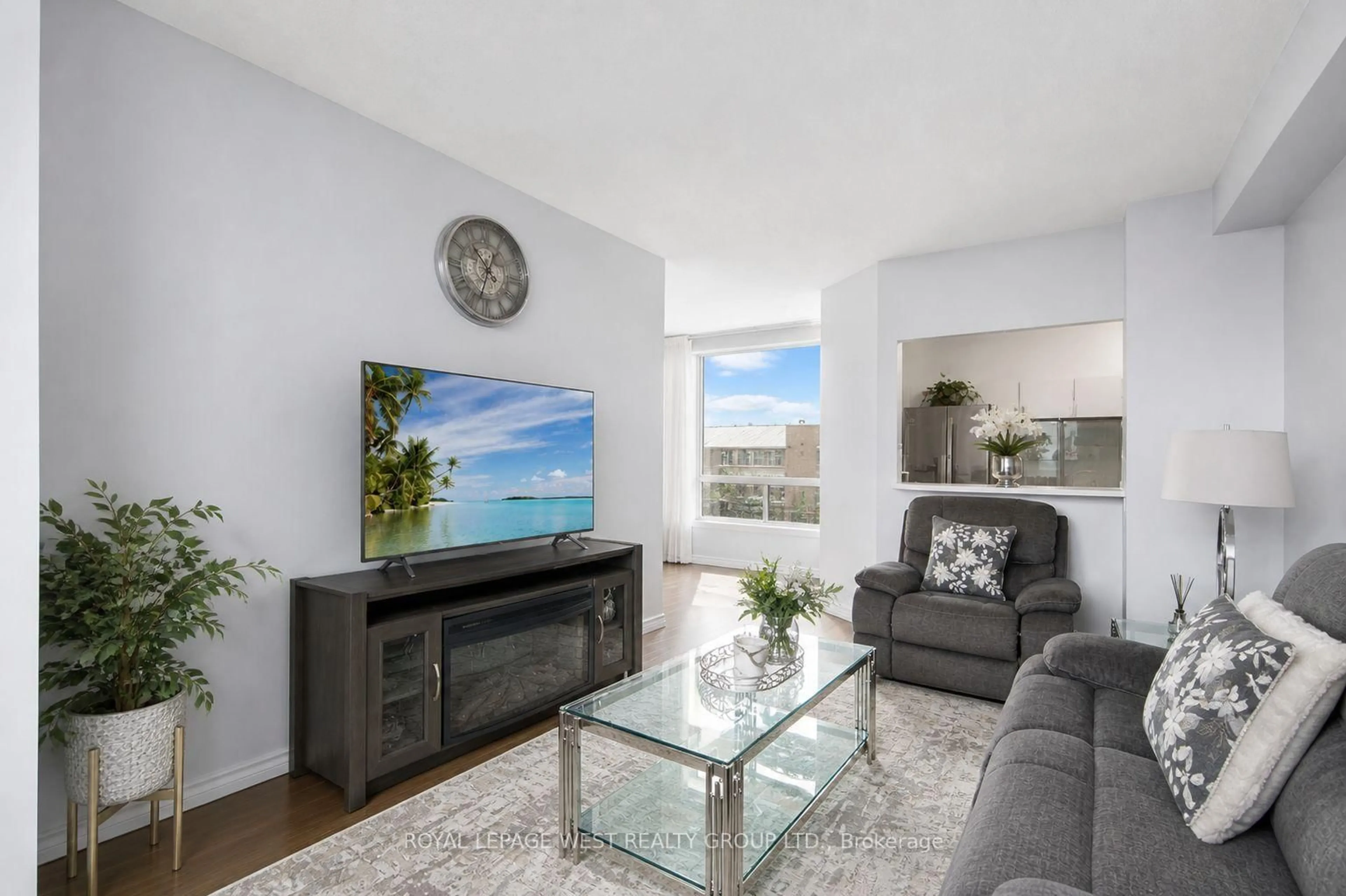 Living room with furniture, unknown for 326 Major Mackenzie Dr #805, Richmond Hill Ontario L4C 8T4