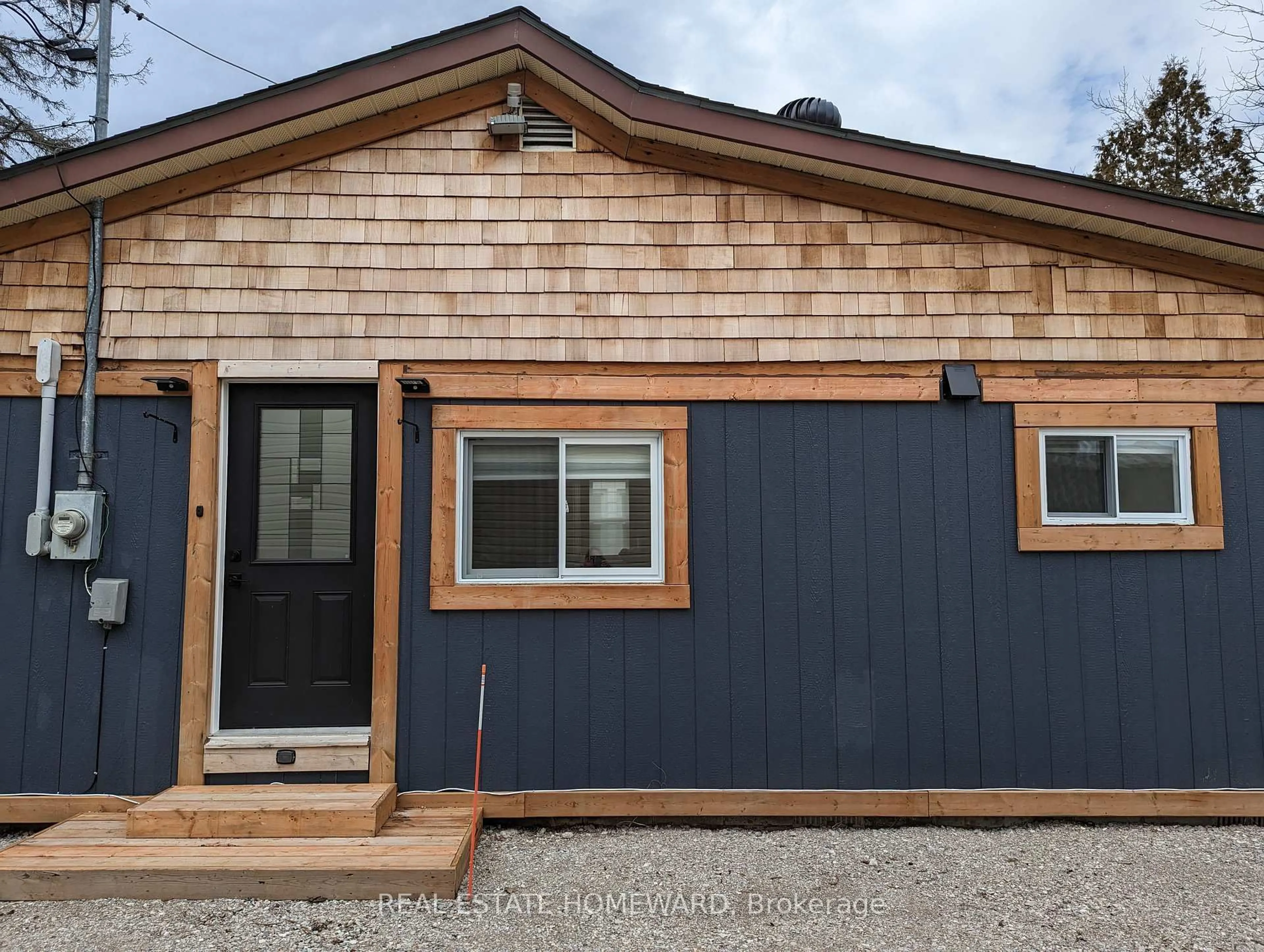 Home with vinyl exterior material, building for 1124 Stoney Point Rd, Innisfil Ontario L0L 1W0