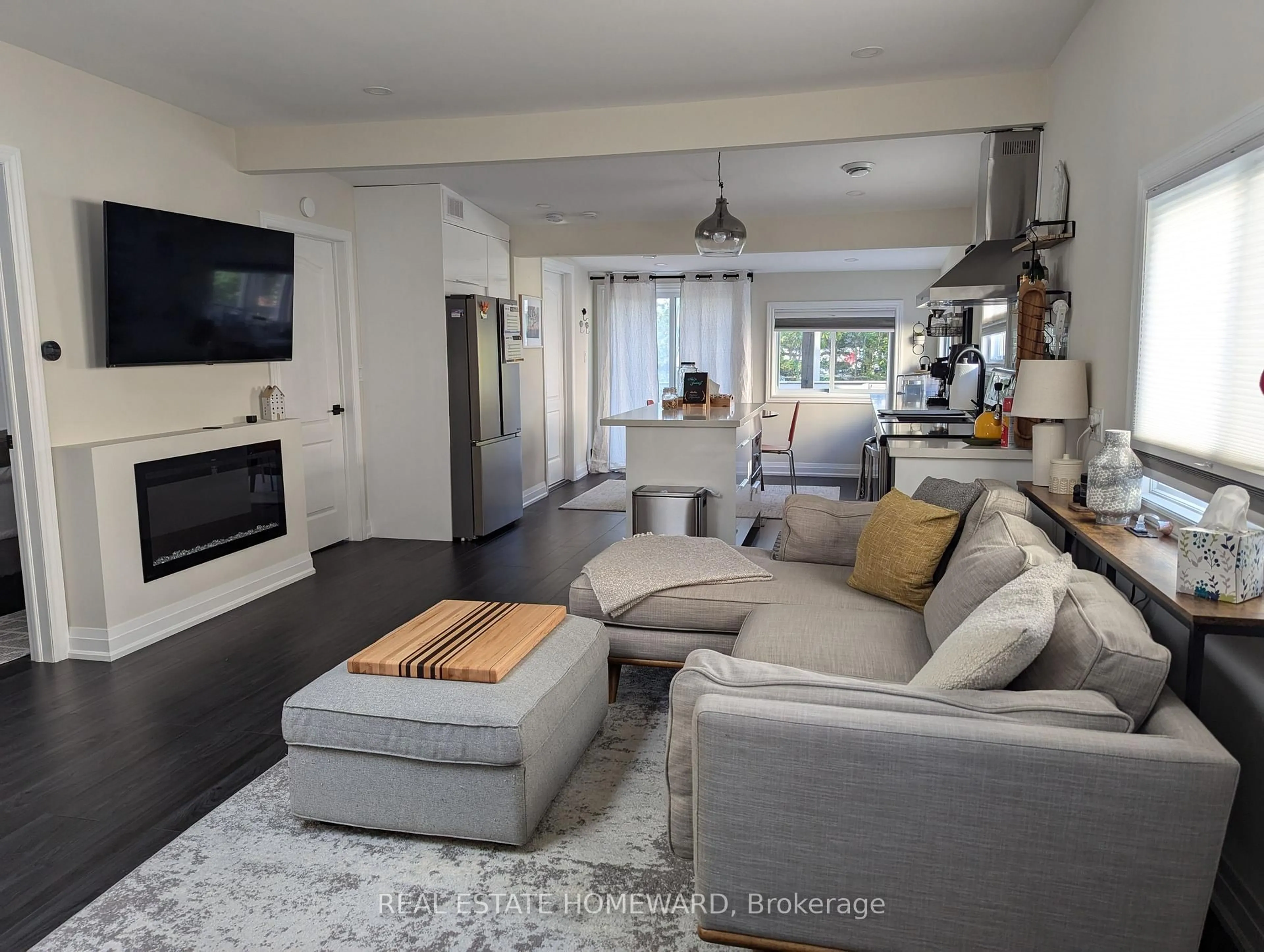 Living room with furniture, unknown for 1124 Stoney Point Rd, Innisfil Ontario L0L 1W0