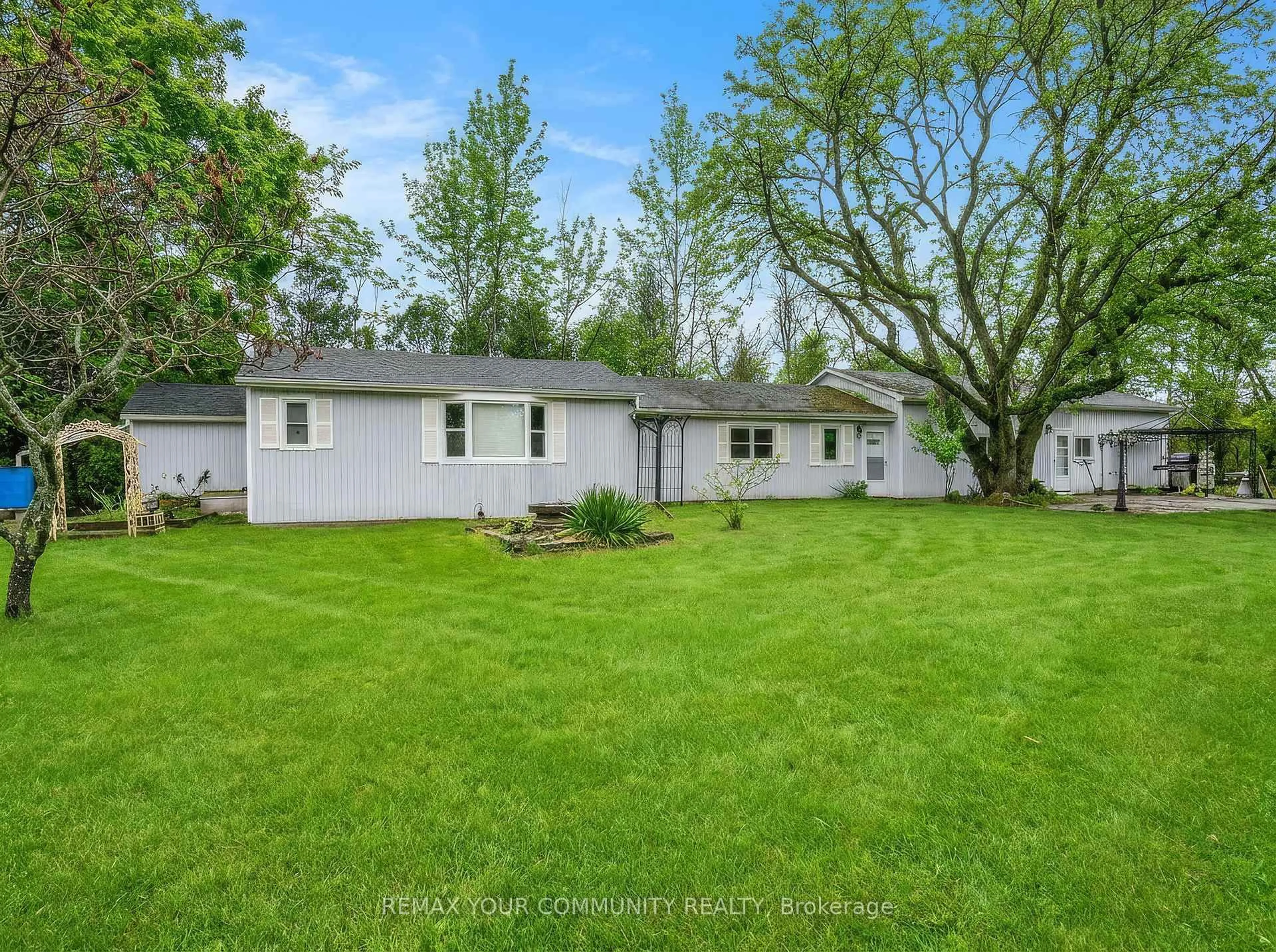 A pic from outside/outdoor area/front of a property/back of a property/a pic from drone, unknown for 696 Catering Rd, Georgina Ontario L0E 1R0