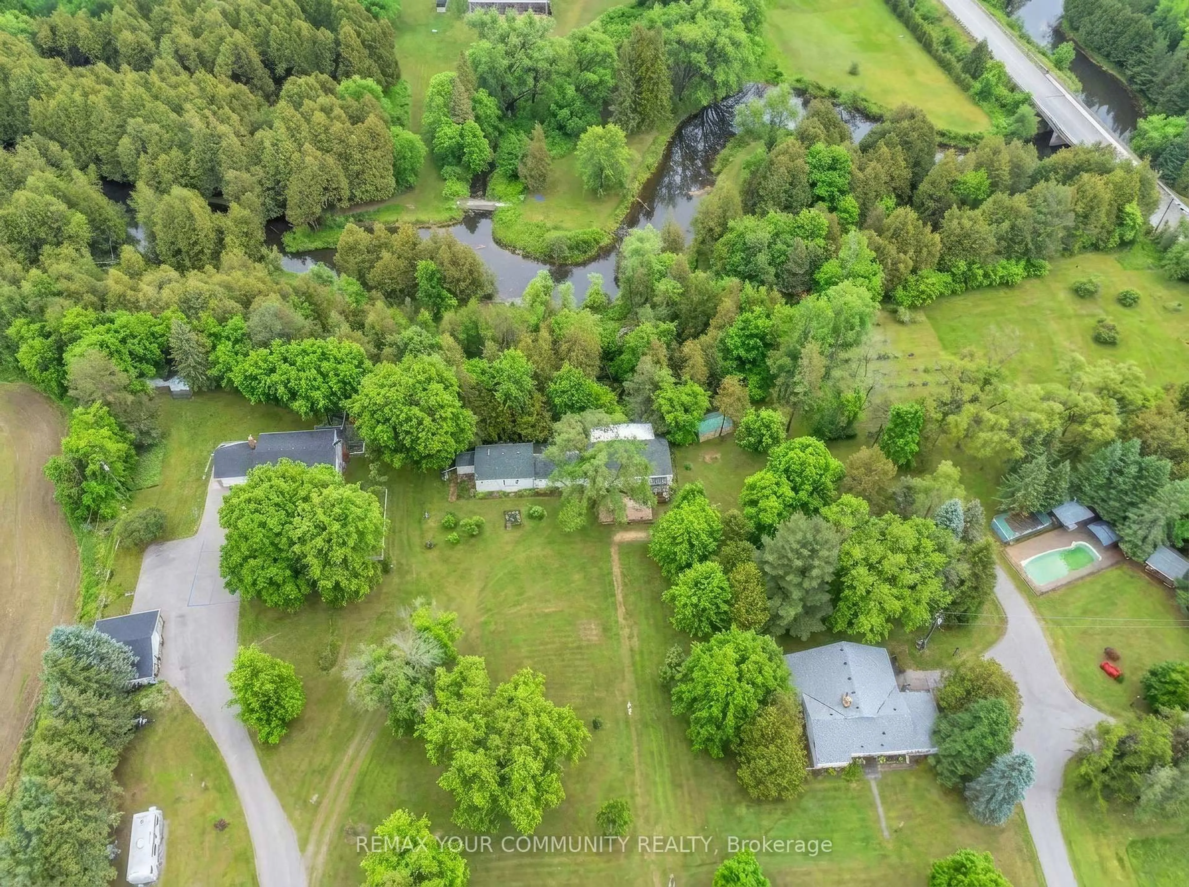 A pic from outside/outdoor area/front of a property/back of a property/a pic from drone, forest/trees view for 696 Catering Rd, Georgina Ontario L0E 1R0