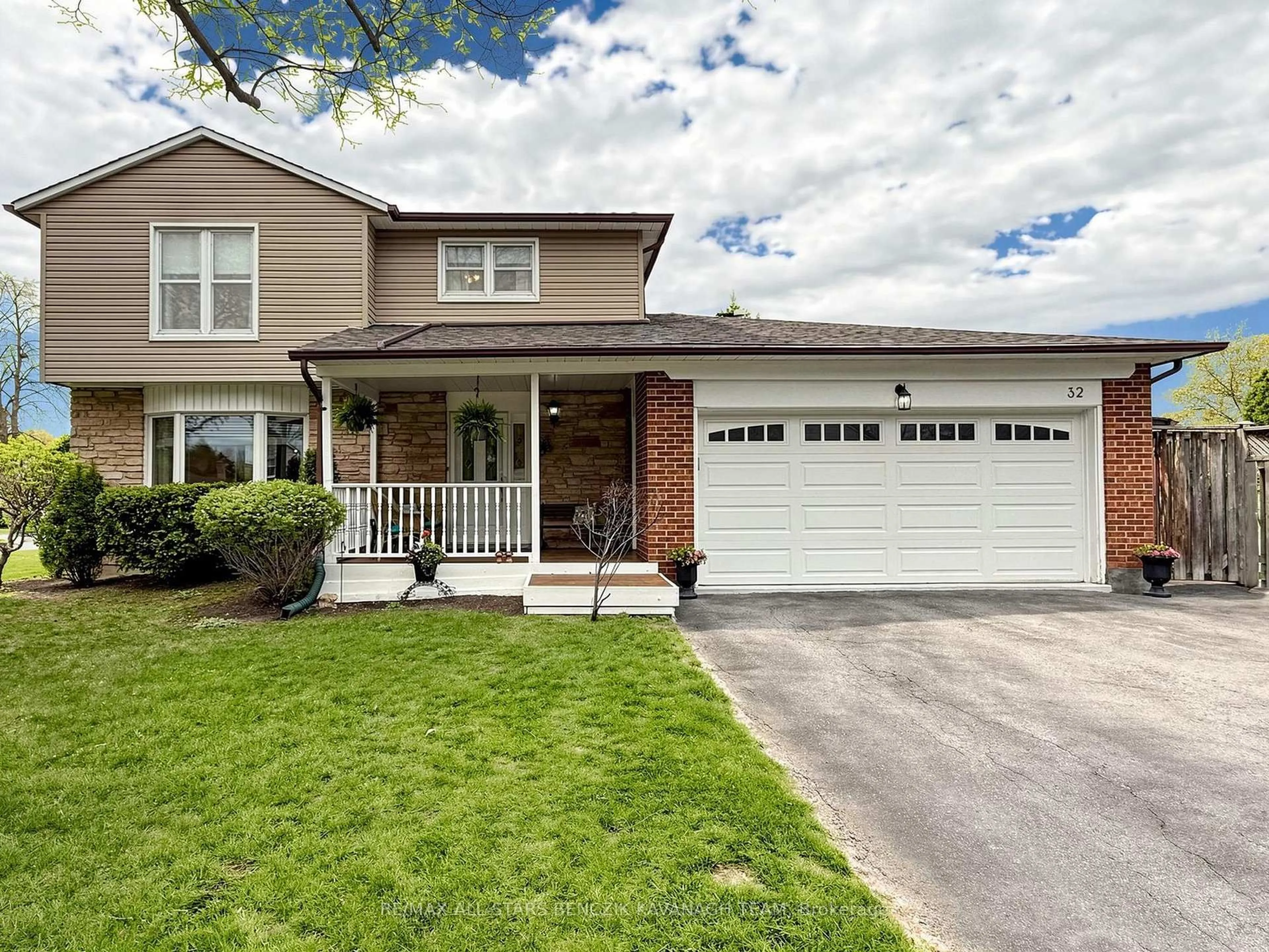 Home with vinyl exterior material, street for 32 Pringle Ave, Markham Ontario L3P 2P4
