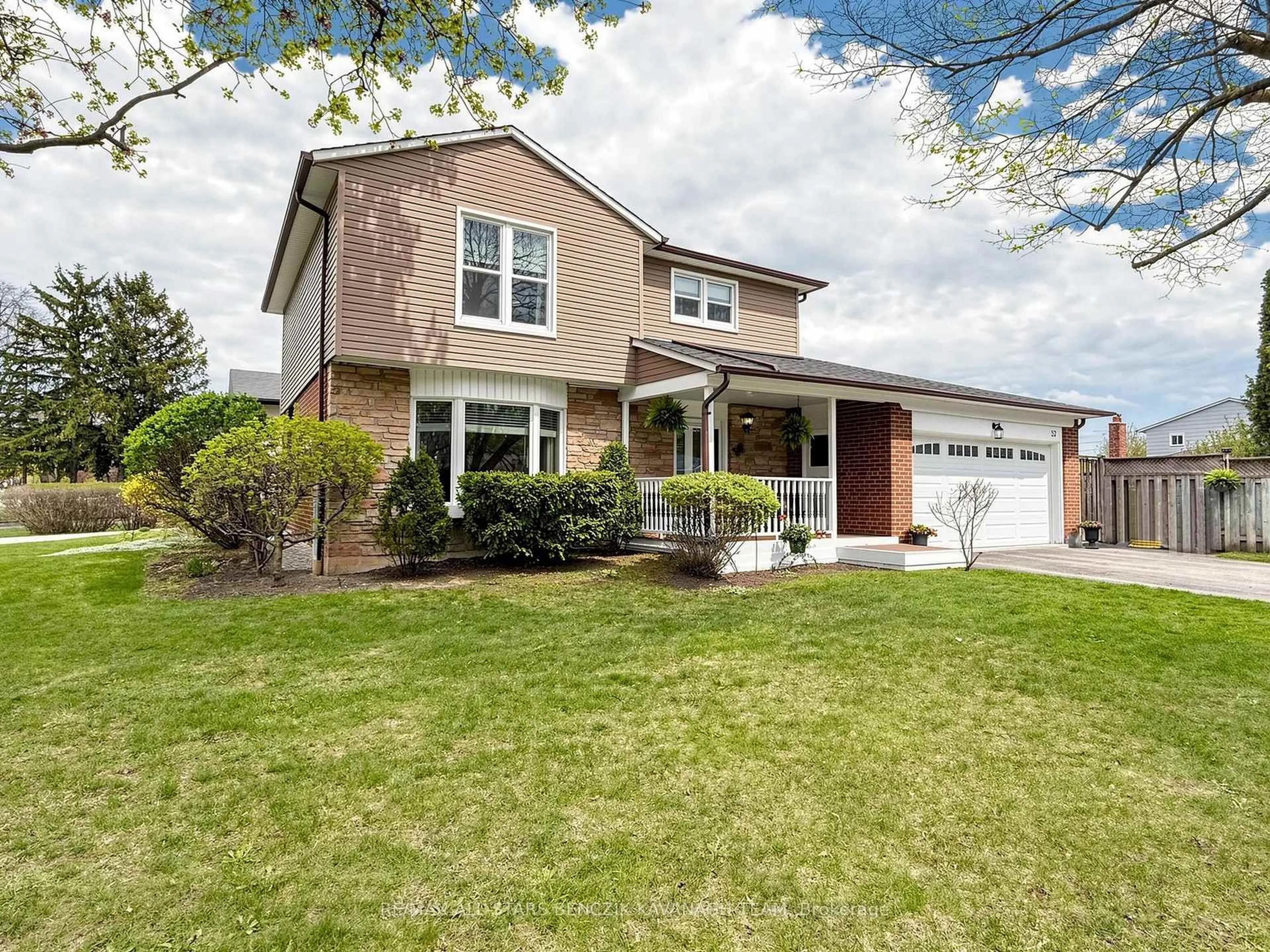 Home with vinyl exterior material, street for 32 Pringle Ave, Markham Ontario L3P 2P4