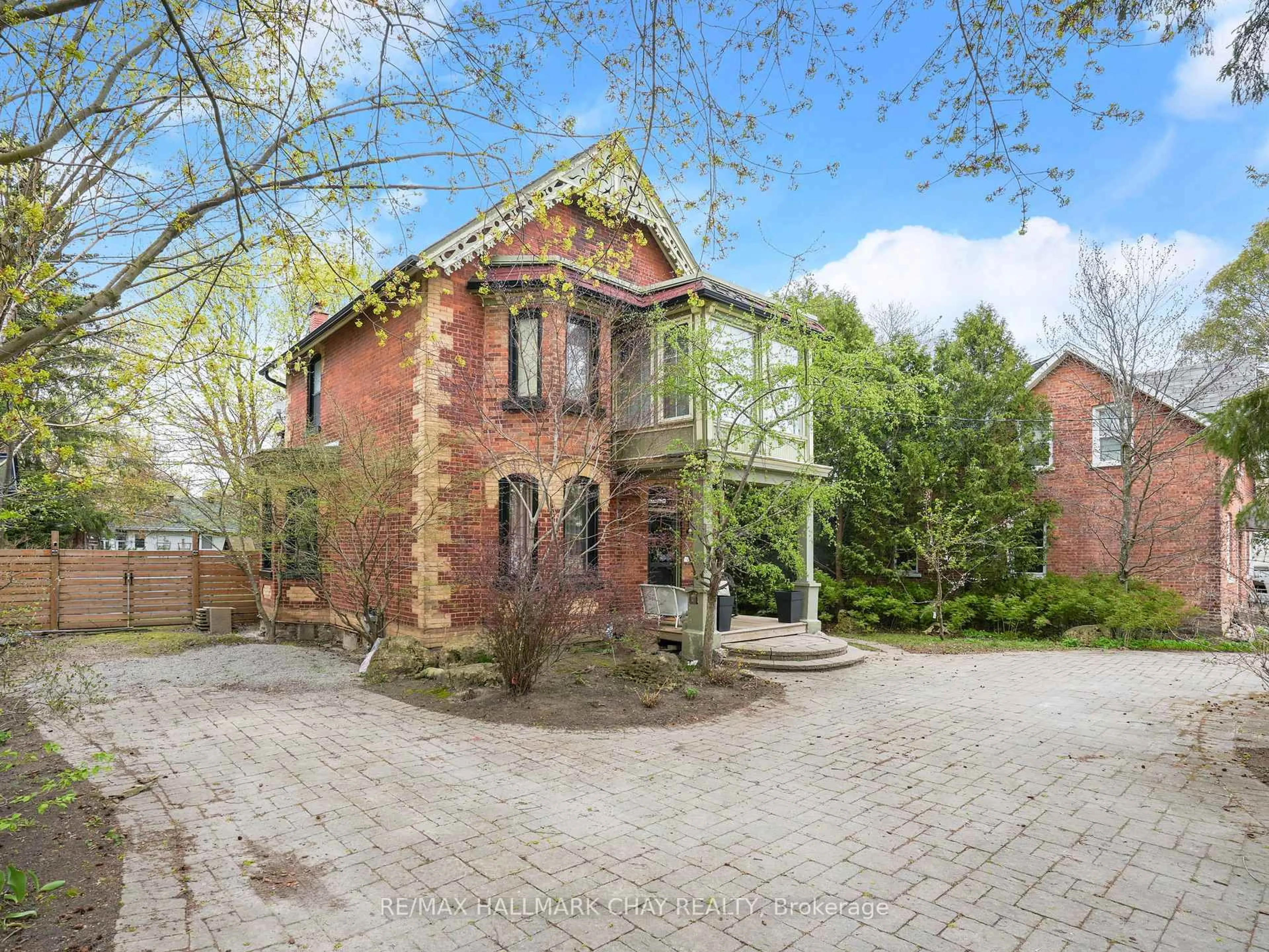 A pic from outside/outdoor area/front of a property/back of a property/a pic from drone, street for 134 Victoria St, New Tecumseth Ontario L9R 1K6
