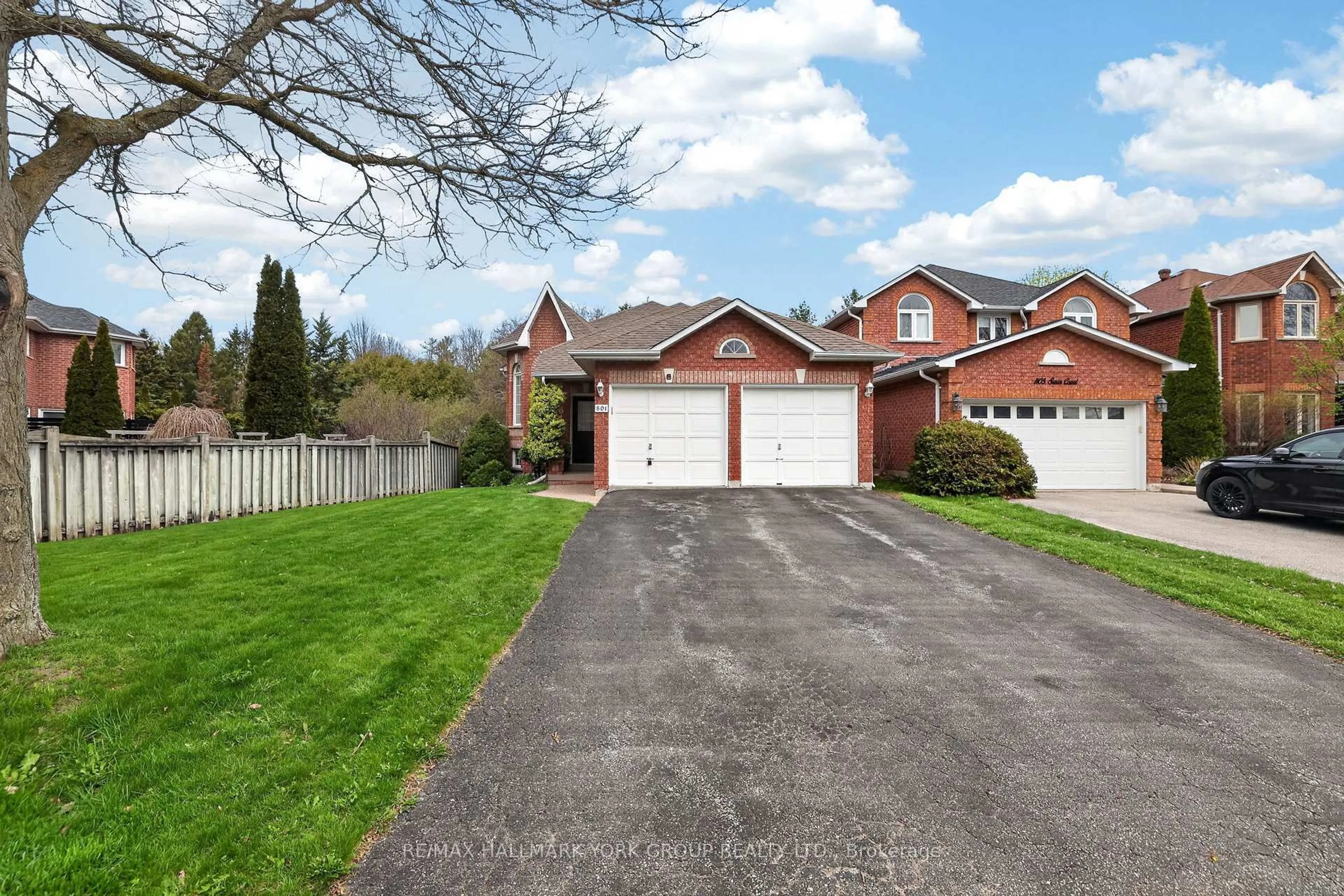 Home with brick exterior material, street for 801 Surin Crt, Newmarket Ontario L3Y 8R3