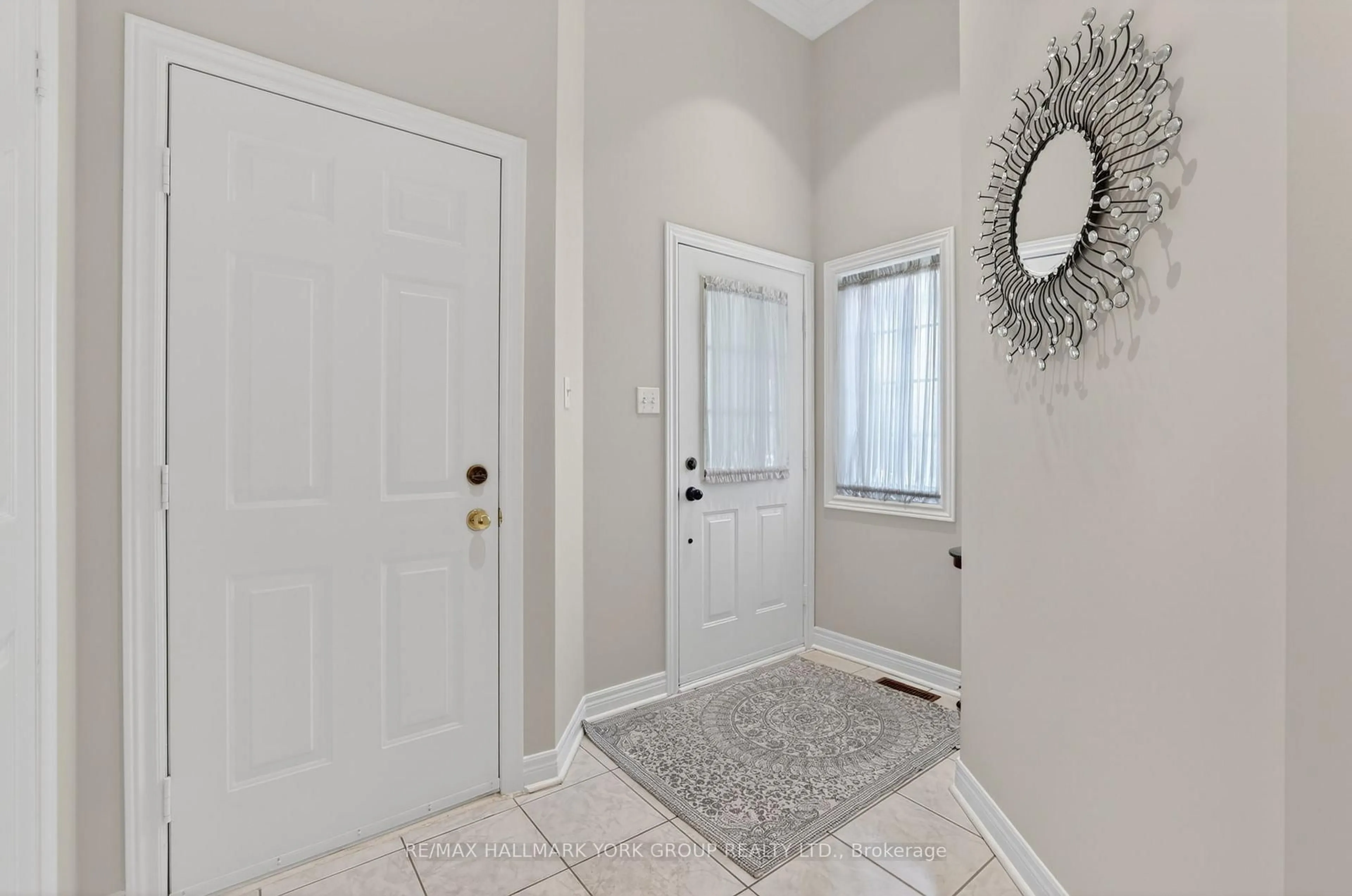 Indoor entryway for 801 Surin Crt, Newmarket Ontario L3Y 8R3