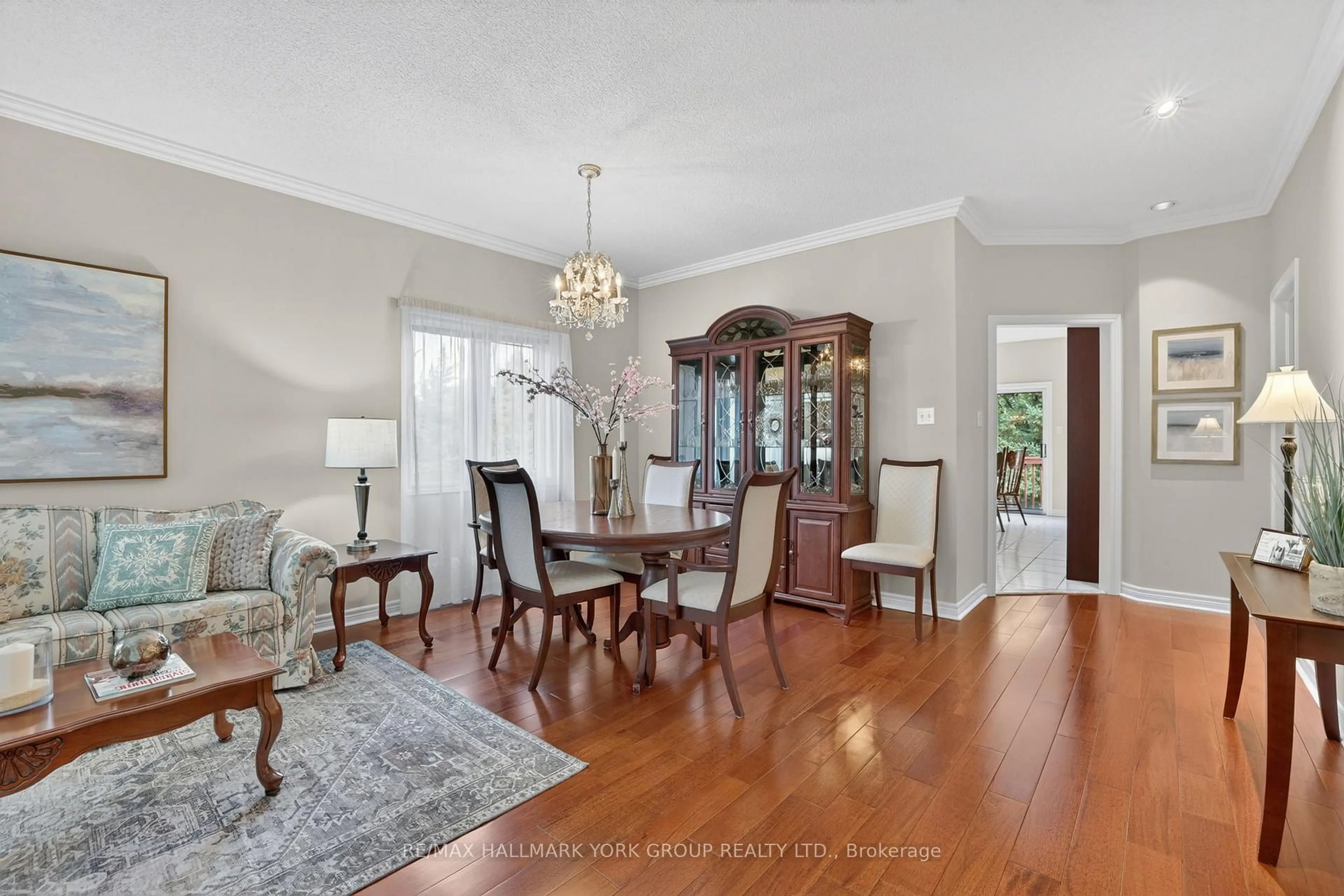 Dining room, wood/laminate floor for 801 Surin Crt, Newmarket Ontario L3Y 8R3