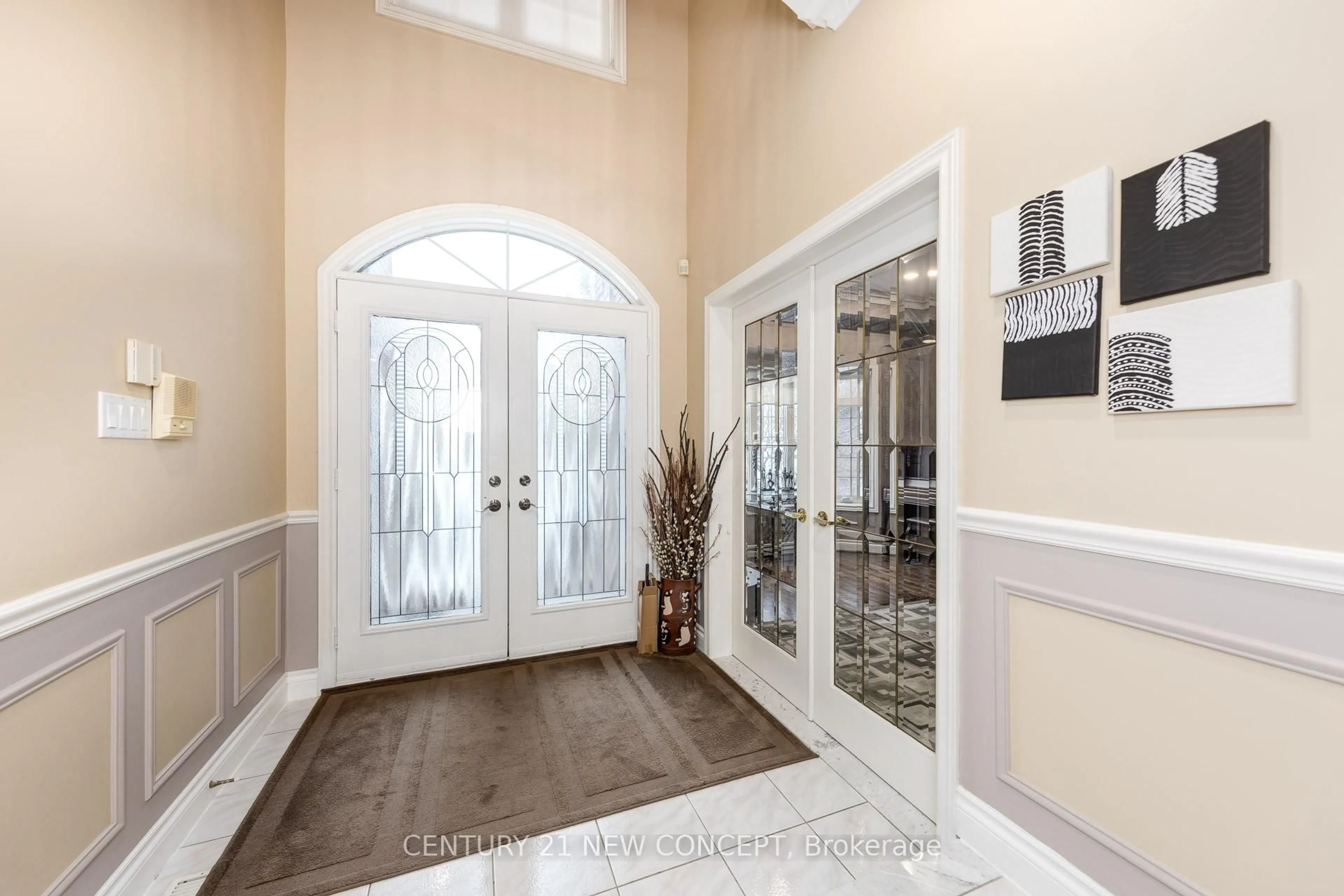 Indoor entryway for 38A Avonlea Pl, Richmond Hill Ontario L4B 3N8