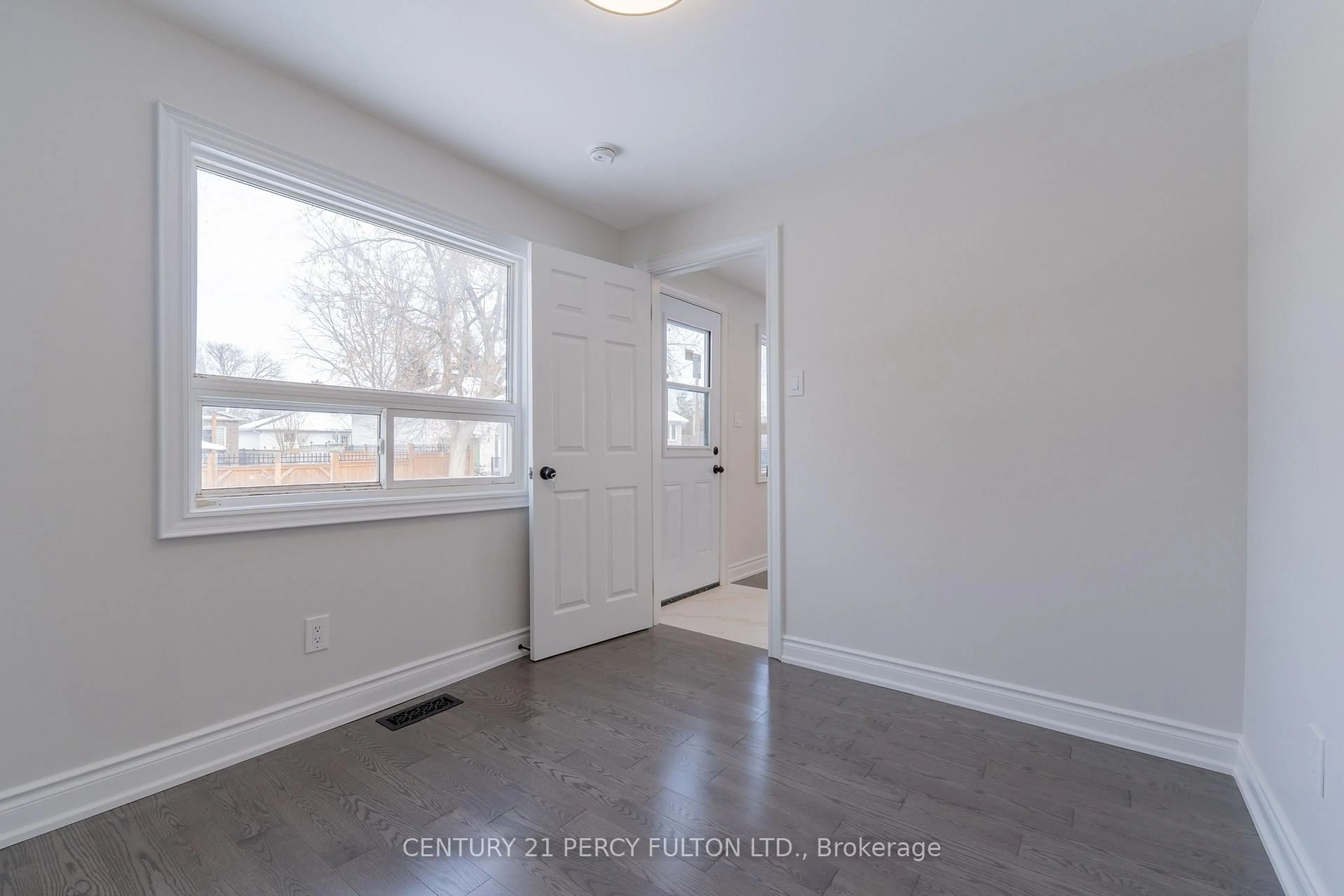 Indoor entryway for 193 Cameron Cres, Georgina Ontario L4P 2N7