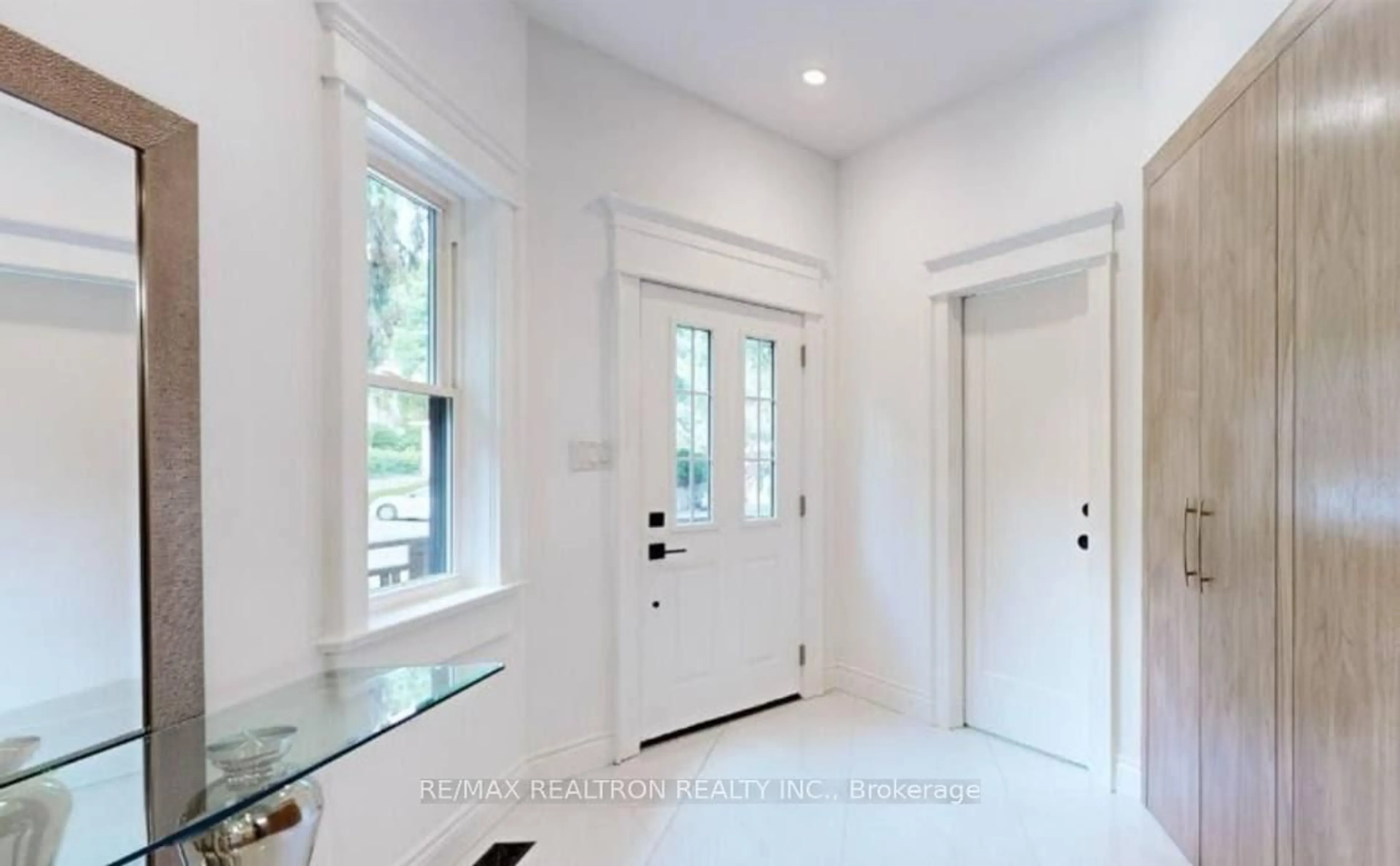 Indoor entryway for 60 Hillview Dr, Newmarket Ontario L3Y 4H9