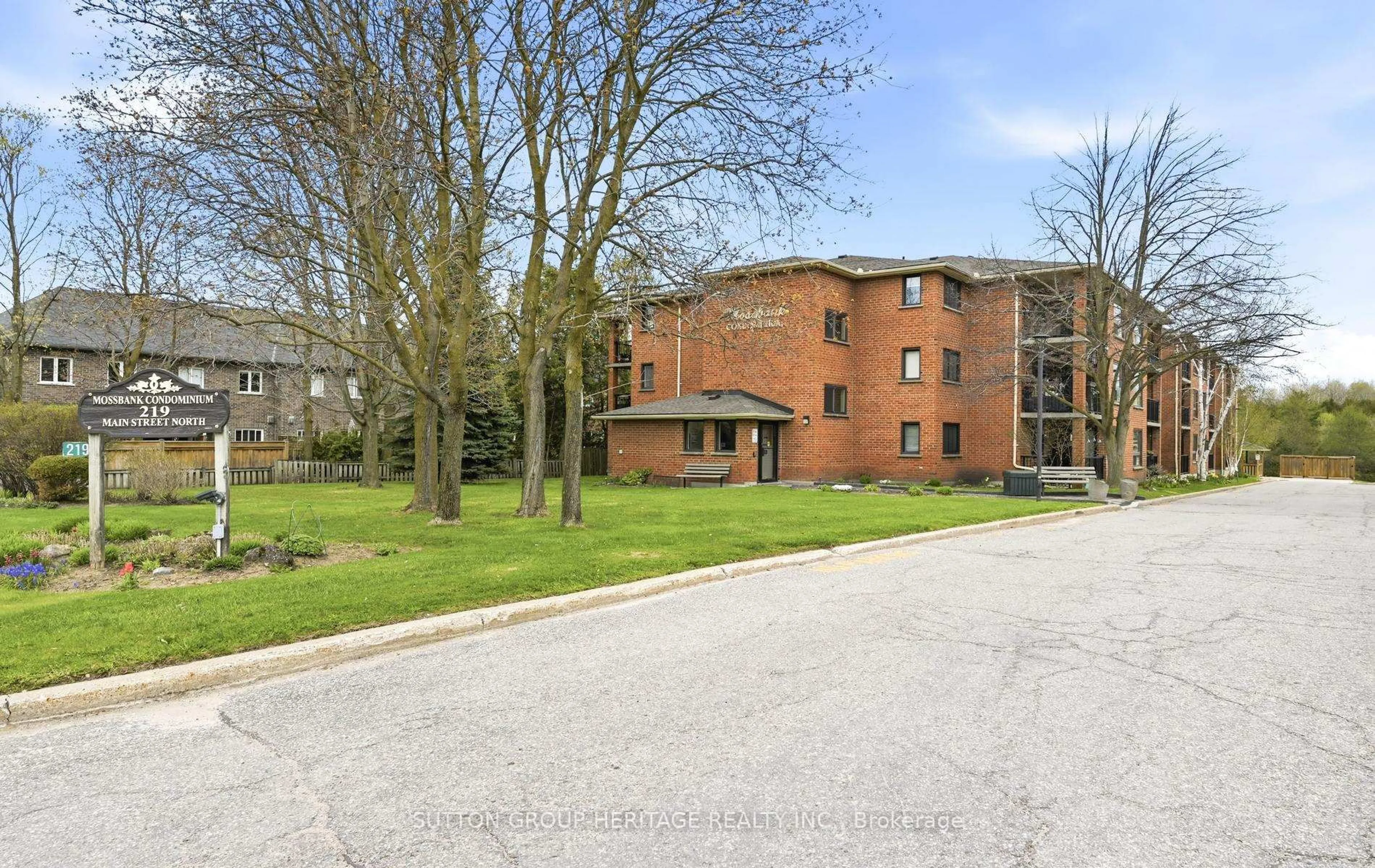 A pic from outside/outdoor area/front of a property/back of a property/a pic from drone, building for 219 Main St #106, Uxbridge Ontario L9P 1C4
