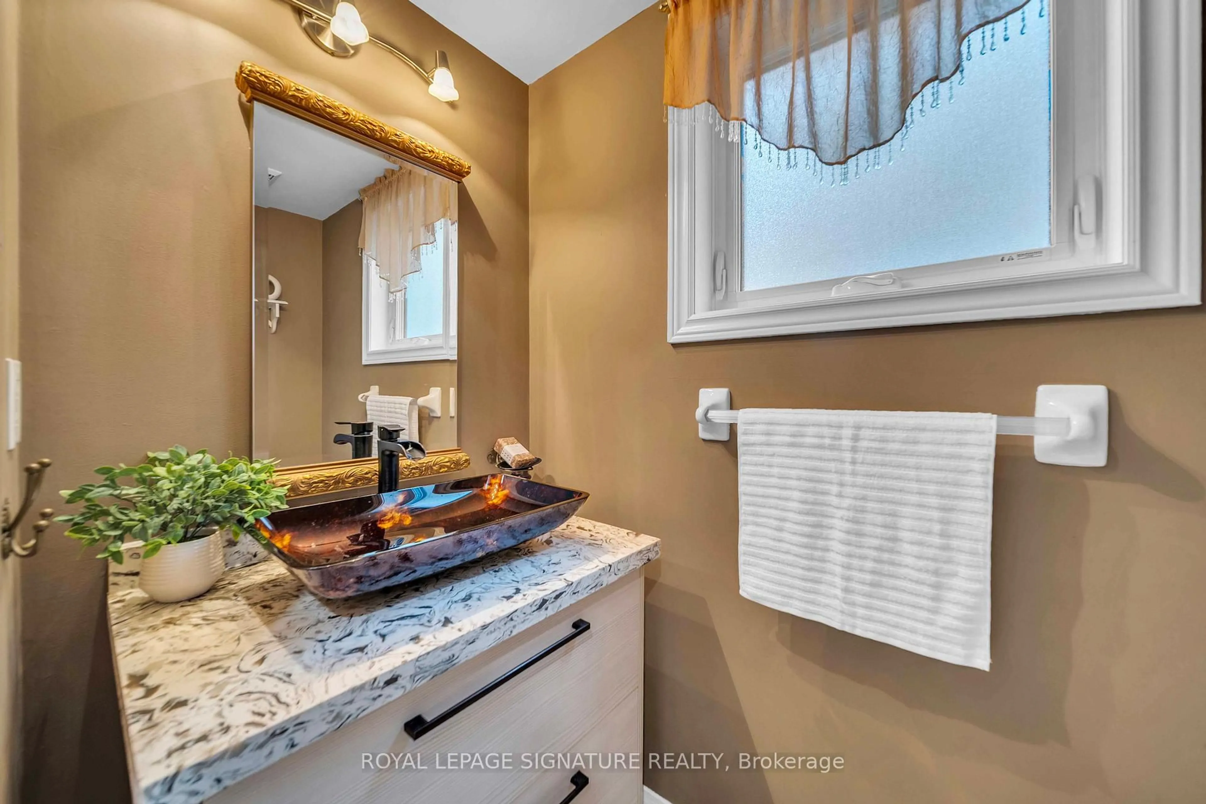 Standard bathroom, ceramic/tile floor for 440 Flanagan Crt, Newmarket Ontario L3X 2E9